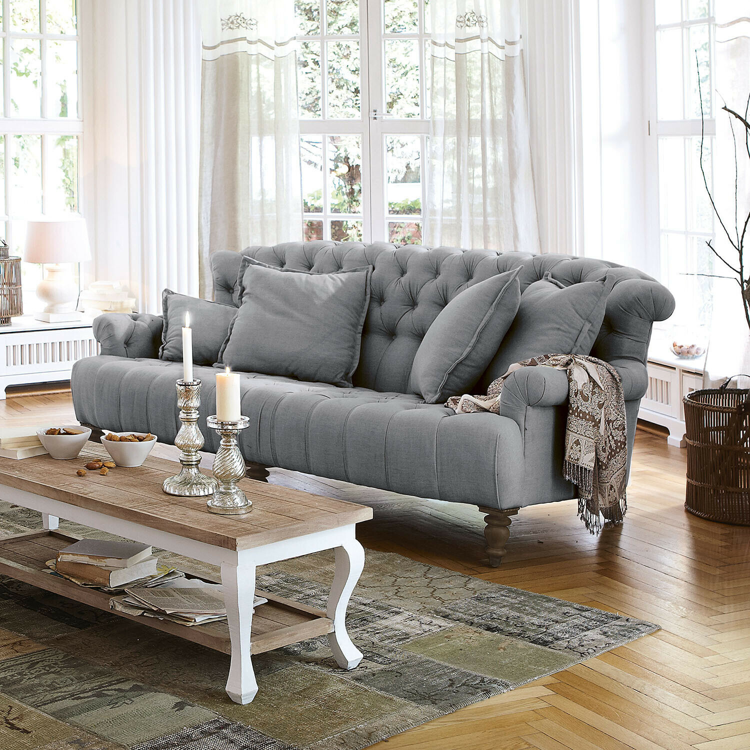 Sofa Springfield Village Grau gepolstertes Stoffsofa mit Kissen und dekorativer Decke im hellen Wohnzimmer