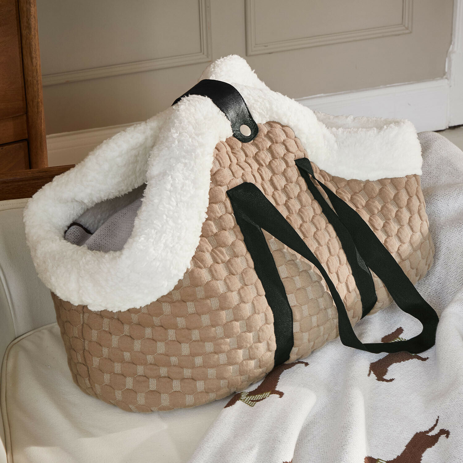 Haustiertasche Brisette Beige gesteppte Tasche mit weissem Fellbesatz und schwarzen Griffen für den Alltag