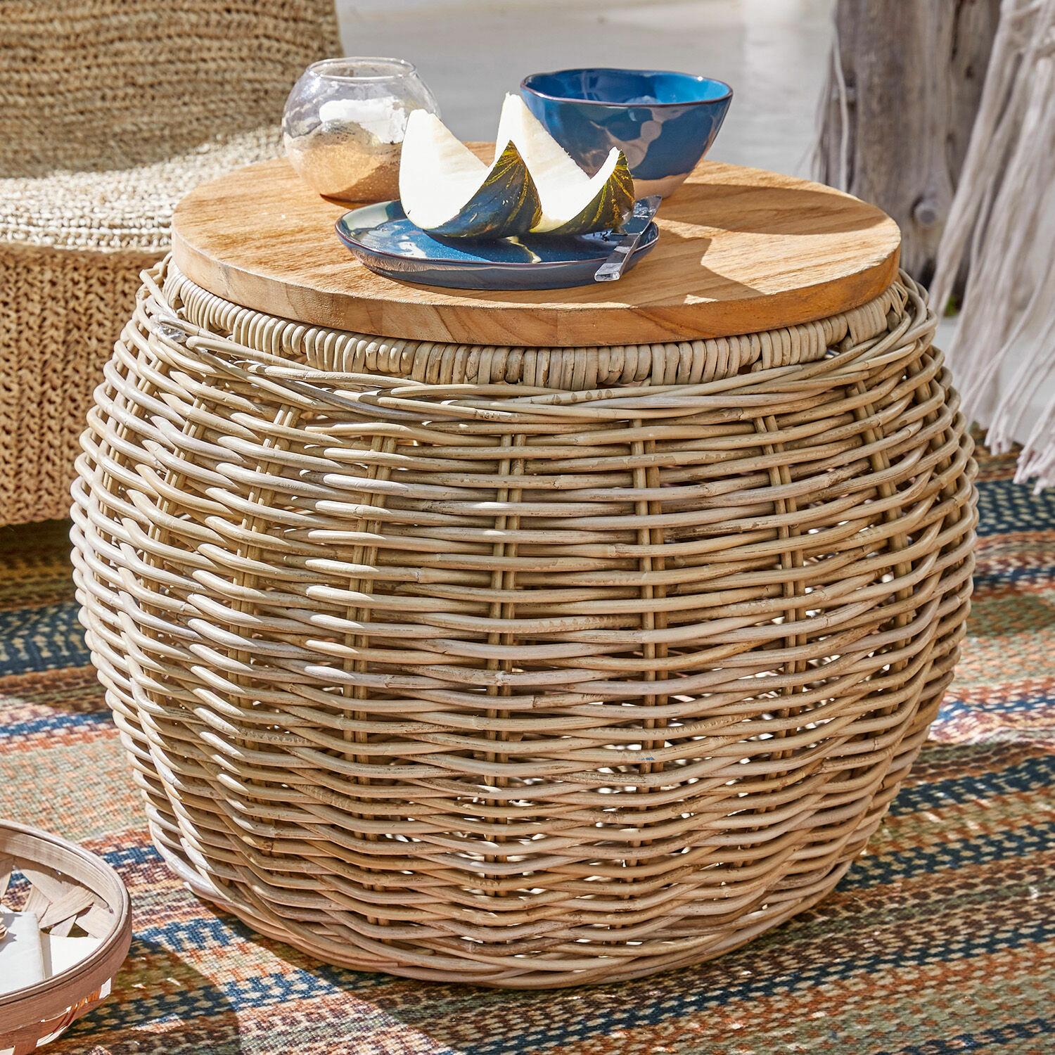 Beistelltisch Sartrouville Runder Rattantisch mit natürlicher Holzplatte, ideal für Terrasse oder Balkon.