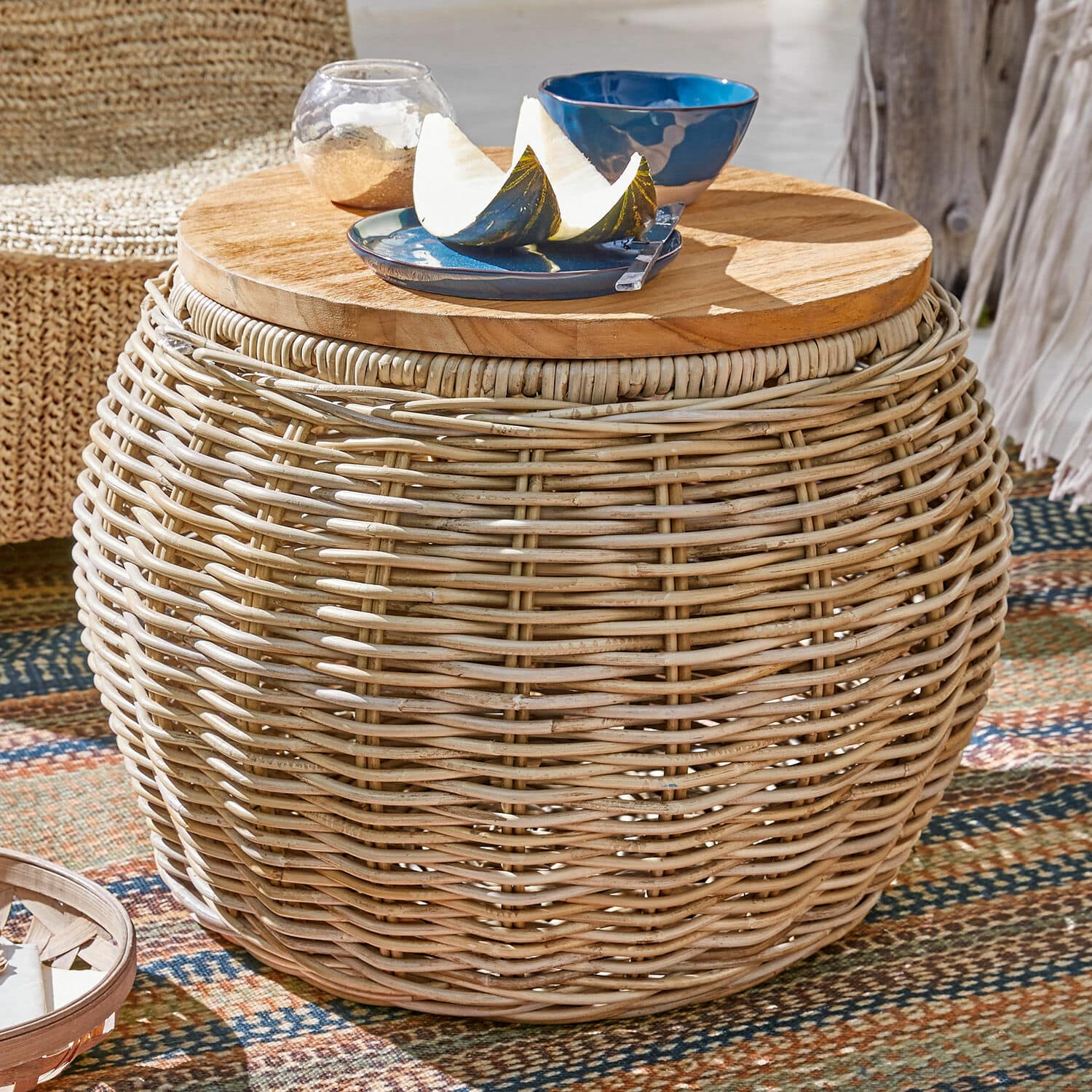 Beistelltisch Sartrouville Runder Rattantisch mit natürlicher Holzplatte, ideal für Terrasse oder Balkon.