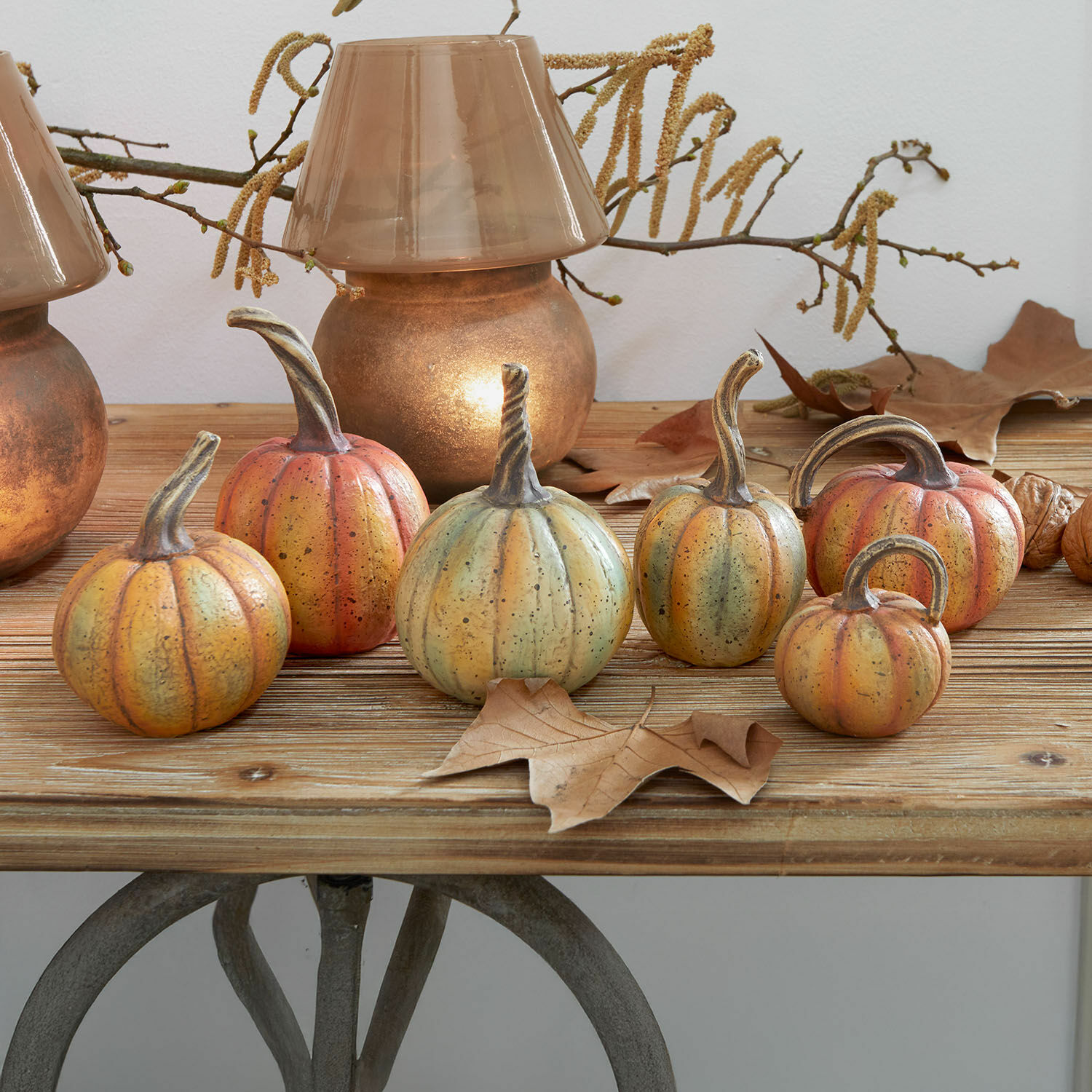 Kürbis 6er Set Yokane Dekorative Kürbisse in Orange- und Grüntönen auf Holztisch mit Herbstblättern