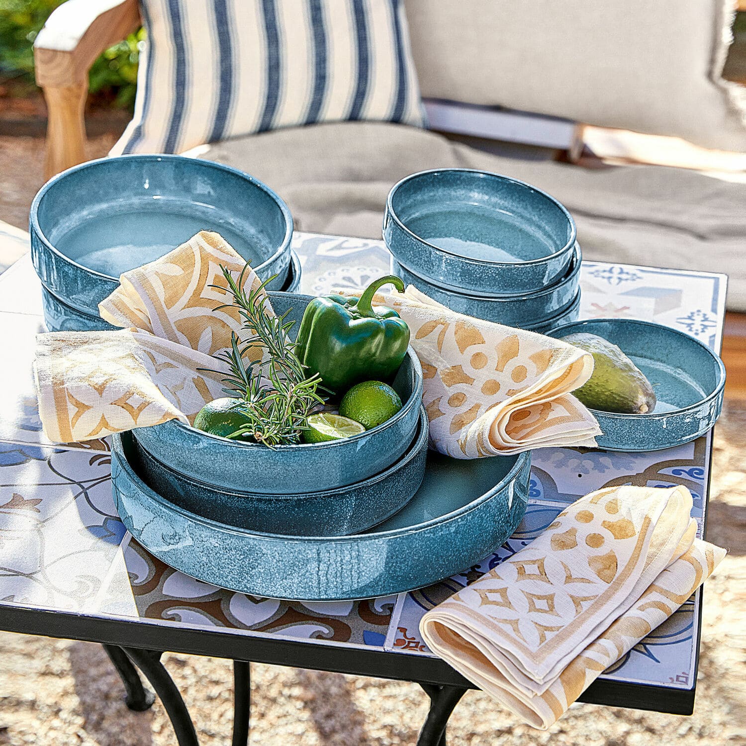 Set aus blauen Keramikschalen auf Tisch mit dekorativen Servietten und frischem Gemüse