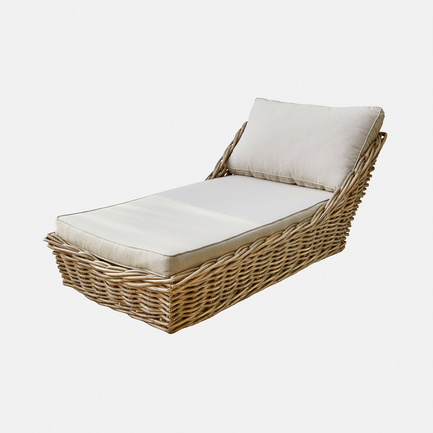 Lounger Varolinos Rattan-Liege mit cremefarbenem Kissen und Polster, bequeme Gartenmöbel zum Entspannen