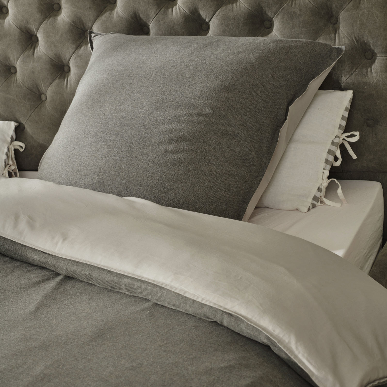 Bettwäsche Mynatt Graue Bettwäsche aus weichem Material auf einem Bett mit gesteppter Kopfstütze, bequem und stilvoll