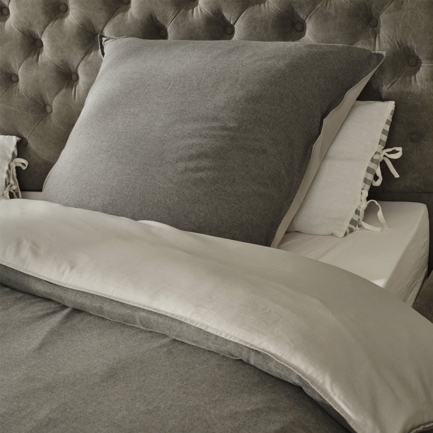 Bettwäsche Mynatt Graue Bettwäsche aus weichem Material auf einem Bett mit gesteppter Kopfstütze, bequem und stilvoll