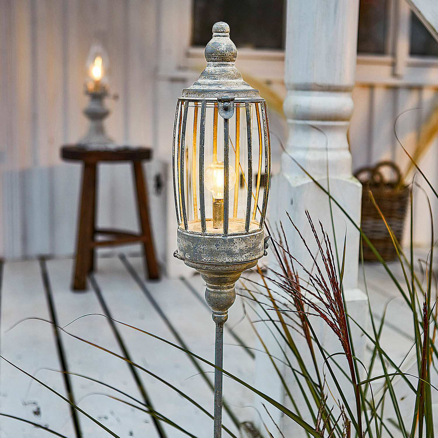 Wiederaufladbare LED-Laterne Lagia Gartenleuchte aus Metall in antiksilber mit Erdspies, dekorative Aussenleuchte im Vintage-Stil