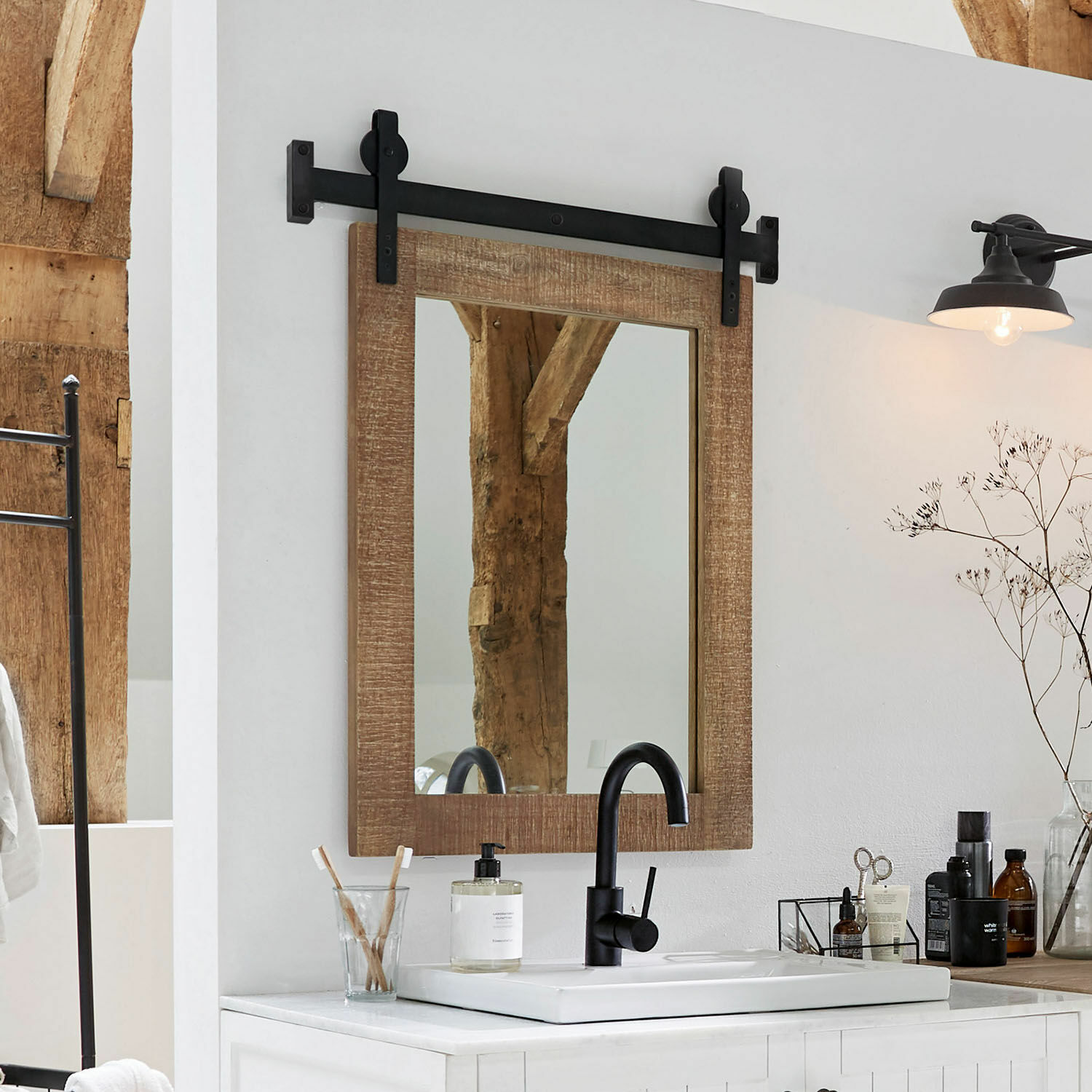 Spiegel Taylors Island Badezimmerspiegel mit Holzrahmen und schwarzem Metallhalter im rustikalen Stil