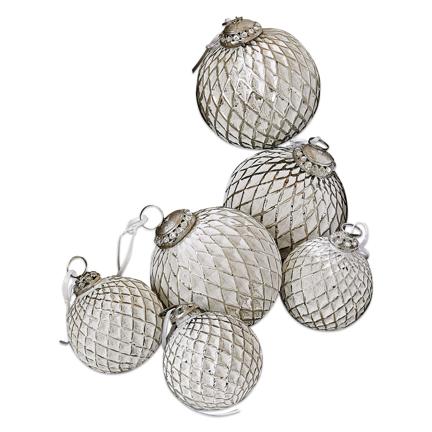 Weihnachtsschmuck 6er Set Maélys Set aus sechs silbernen Glas-Weihnachtskugeln mit dekorativem Muster und Aufhängern
