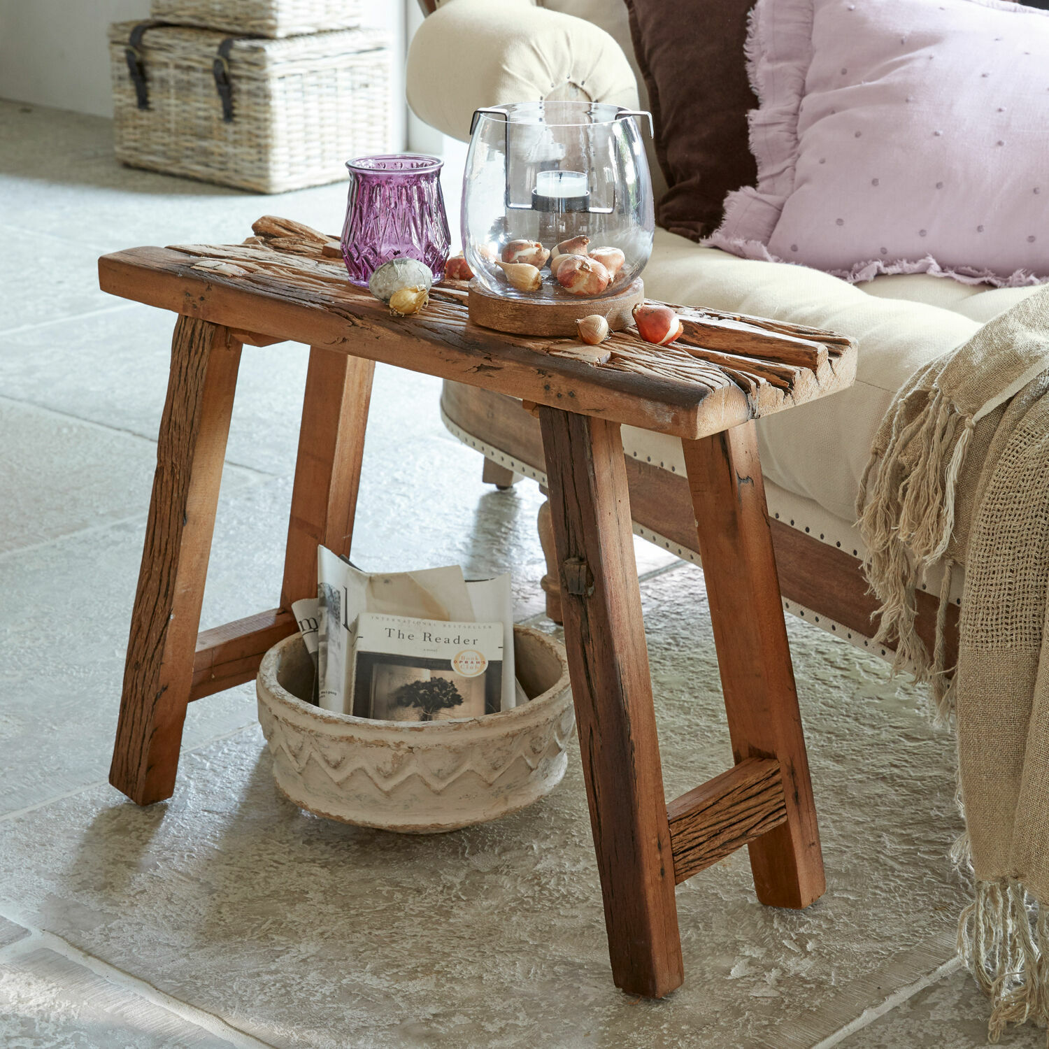 Hocker Salinquas Rustikaler Holz-Beistelltisch mit Dekoration und Topf auf Boden im Wohnzimmer