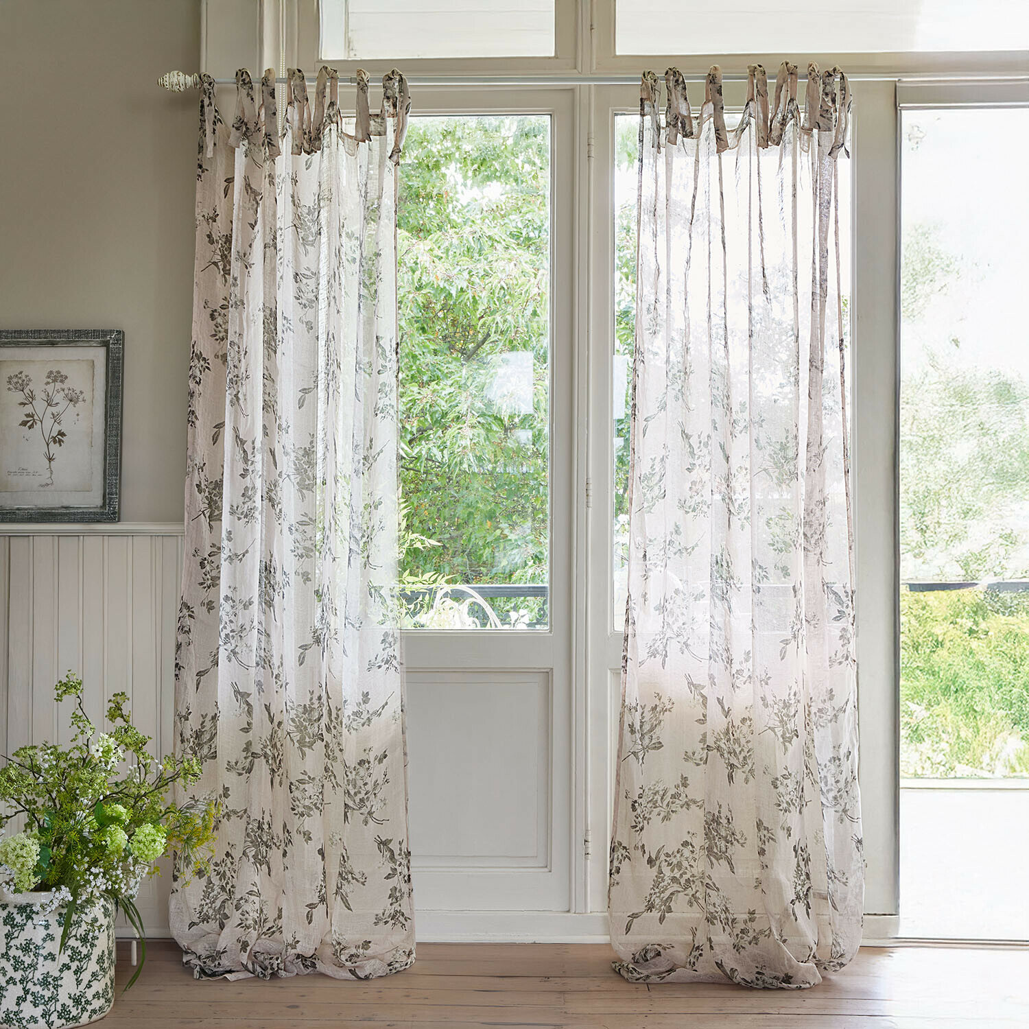 Gardine Chantrelle Transparente Vorhänge in Beige mit feinem Blumenmuster für ein helles, natürliches Zimmer