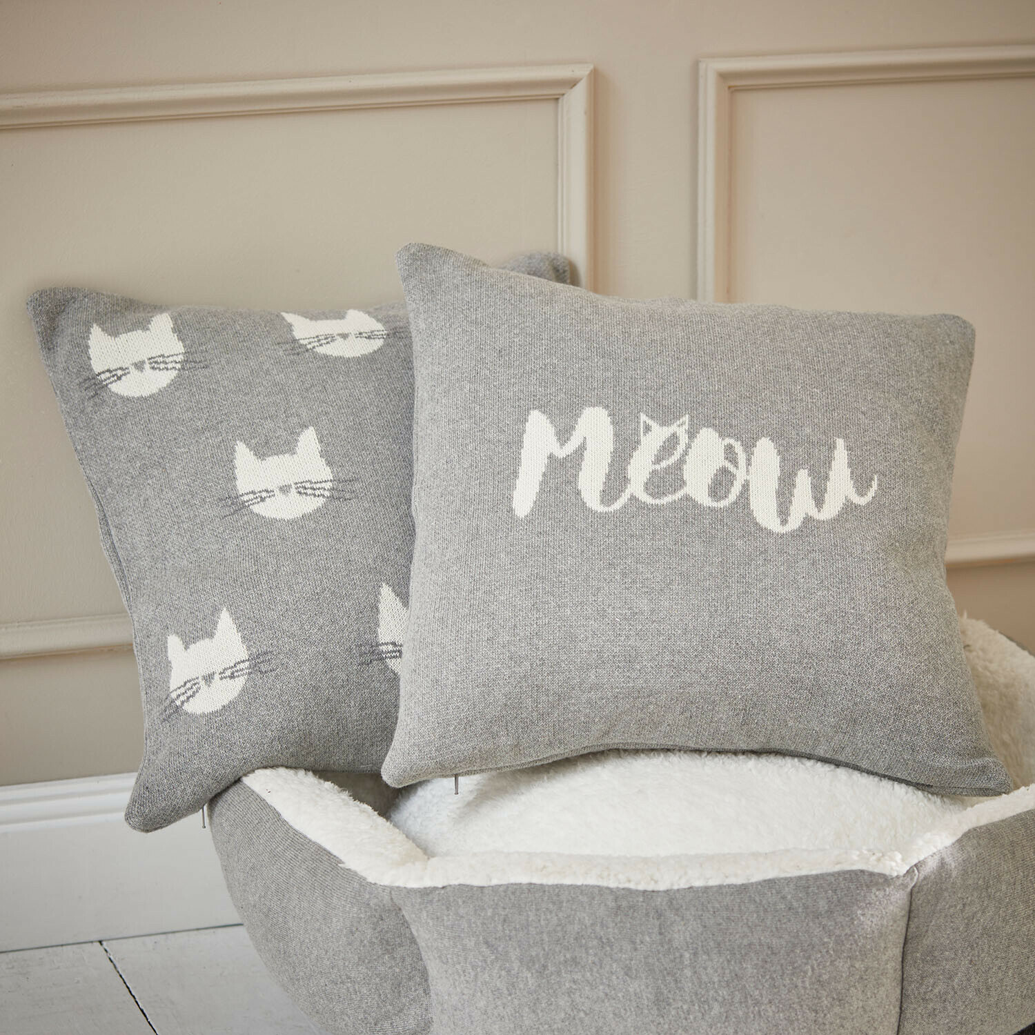 Kissenhülle 2er Set Solviana Graue Kissen mit weissem Schriftzug meow und Katzenmotiven auf weichem Haustierbett