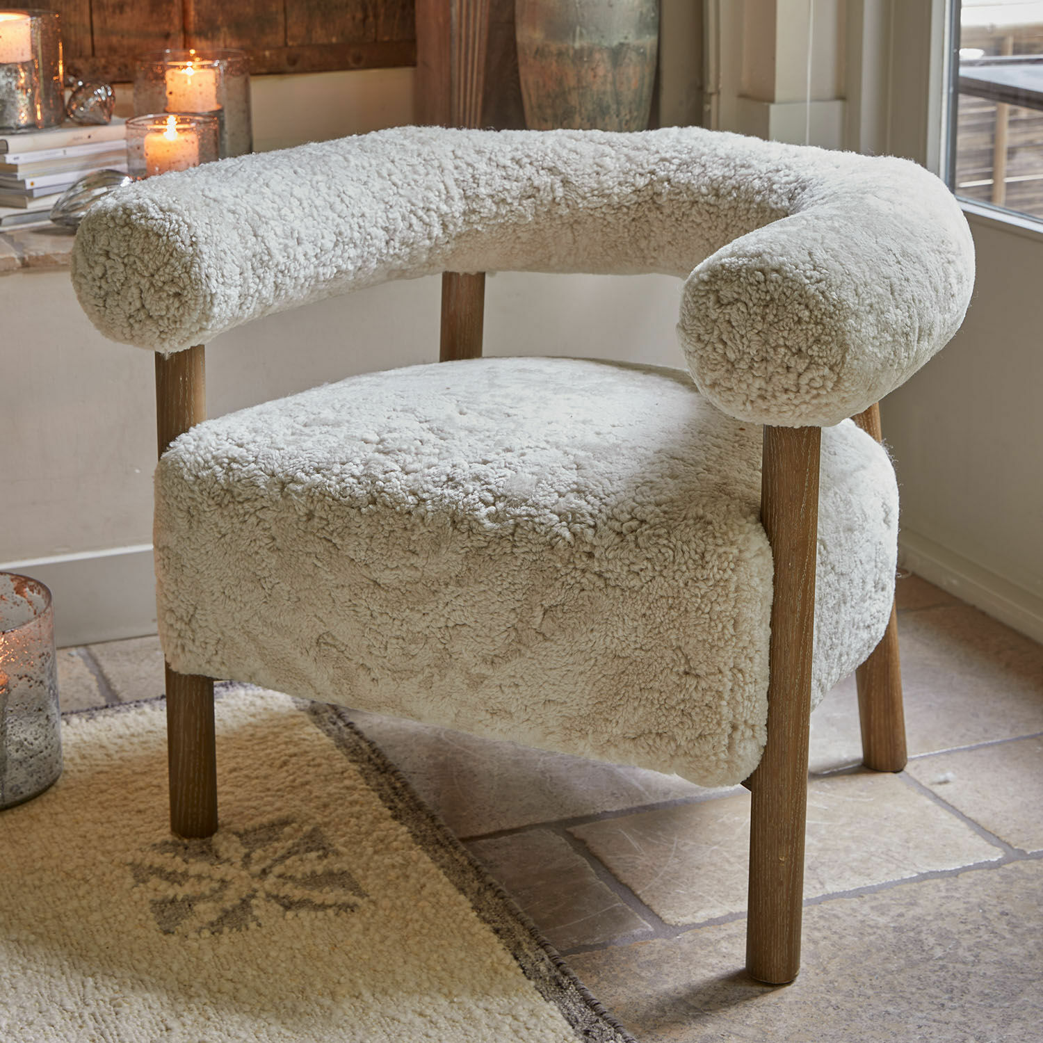 Sessel Cedarbrook Beiger Sessel mit weichem Stoffbezug und Holzbeinen für ein gemütliches Wohnzimmer