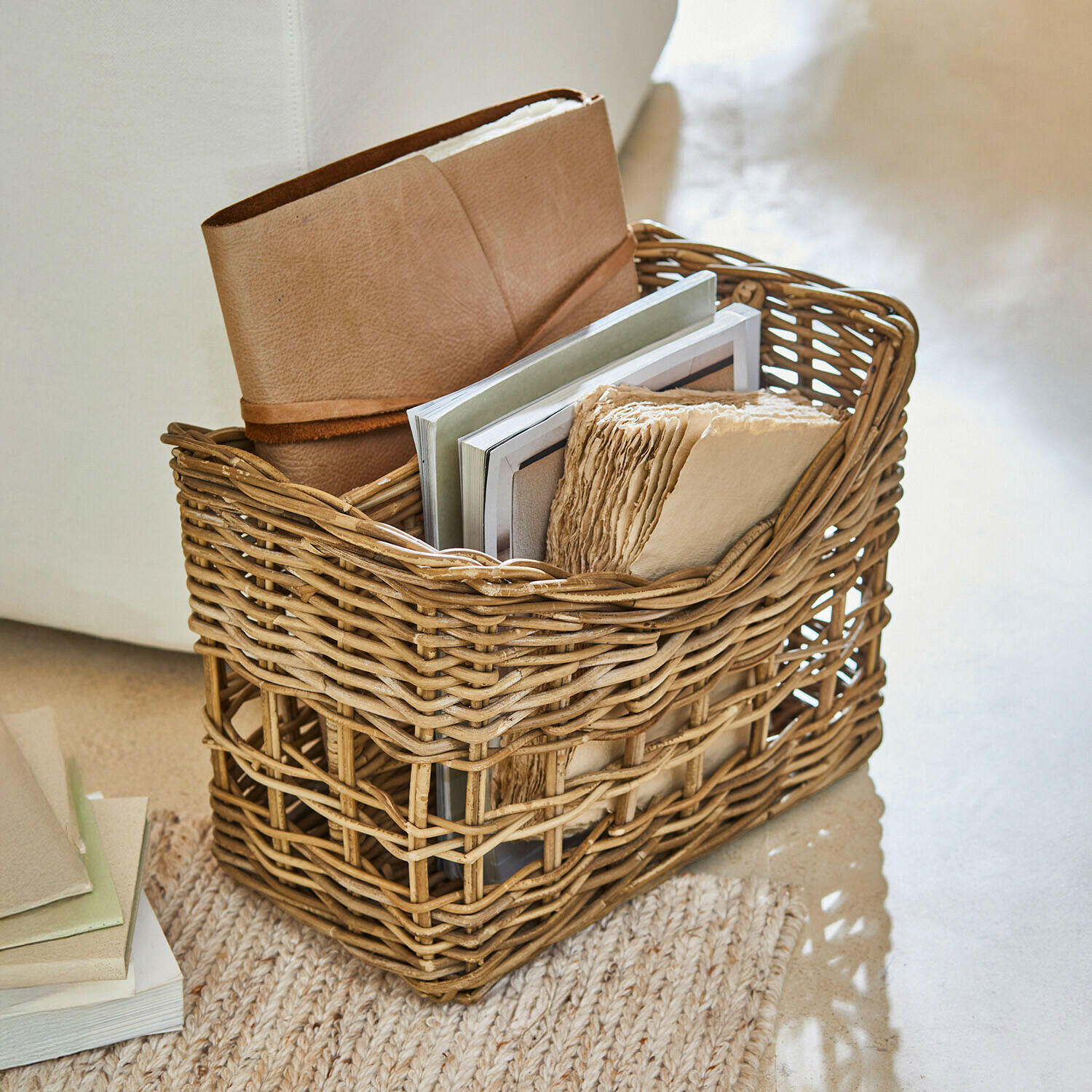 Zeitschriftenkorb Couverne Natürlicher Weidenkorb mit Büchern und braunem Leder-Notizbuch, praktischer Aufbewahrungskorb