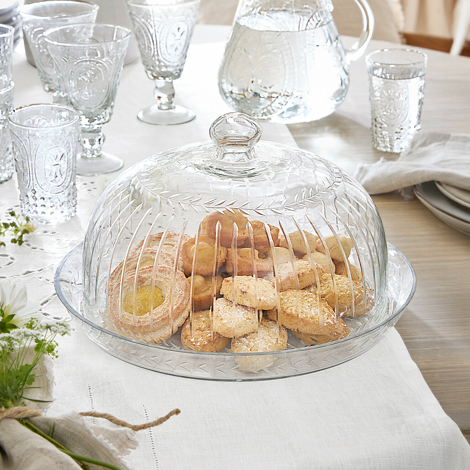Glasglocke mit Platte Layla Glasplatte mit dekorativer Glasglocke für Kekse, transparentes Glas mit feinem Muster