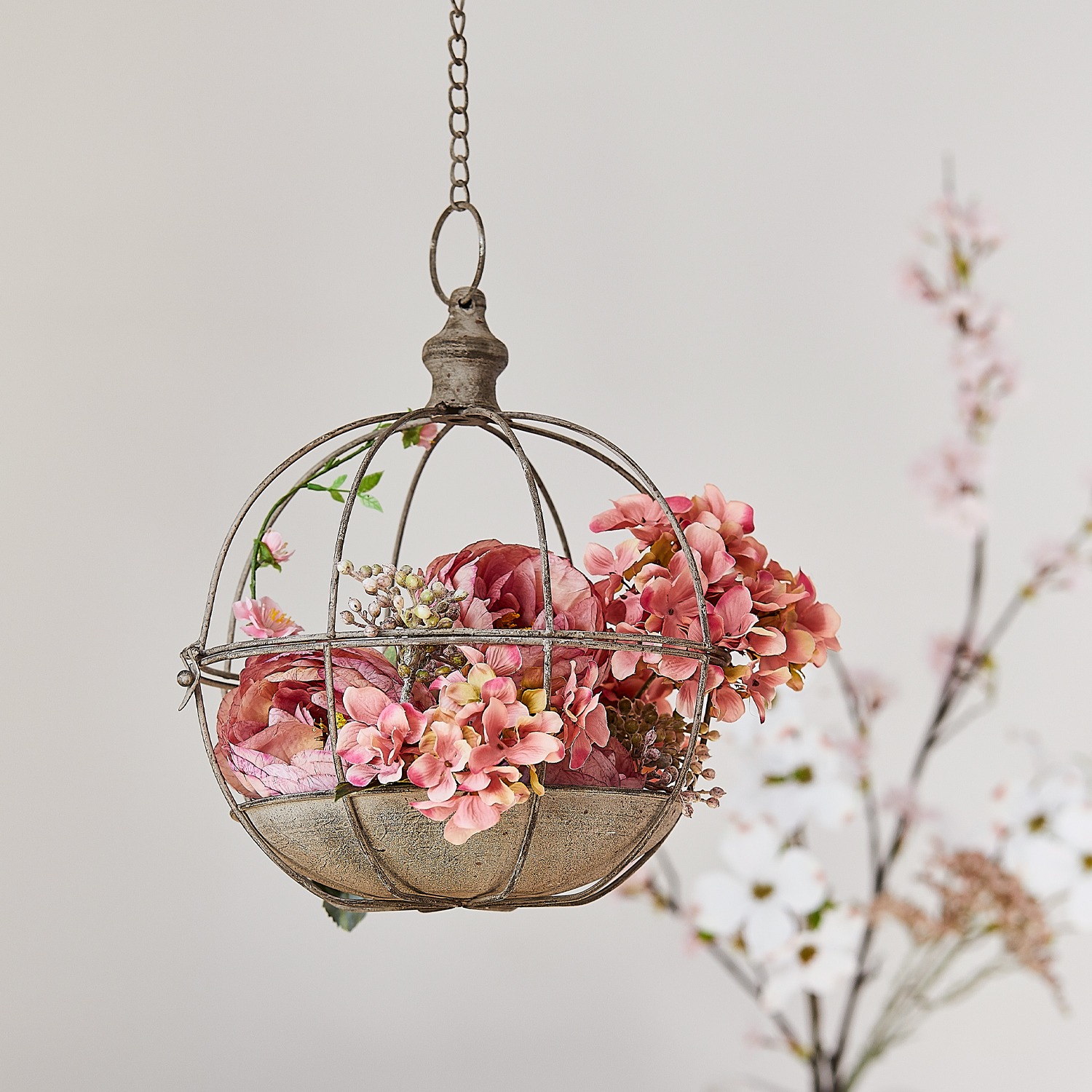 Hängende Metall-Dekoration in Käfigform mit rosa Blumen, Wohnaccessoire