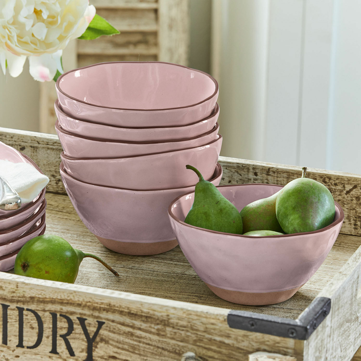 Schüssel 6er Set Biarré Set aus rosa Keramikschalen mit naturbraunem Boden auf Holztablett mit grünen Birnen