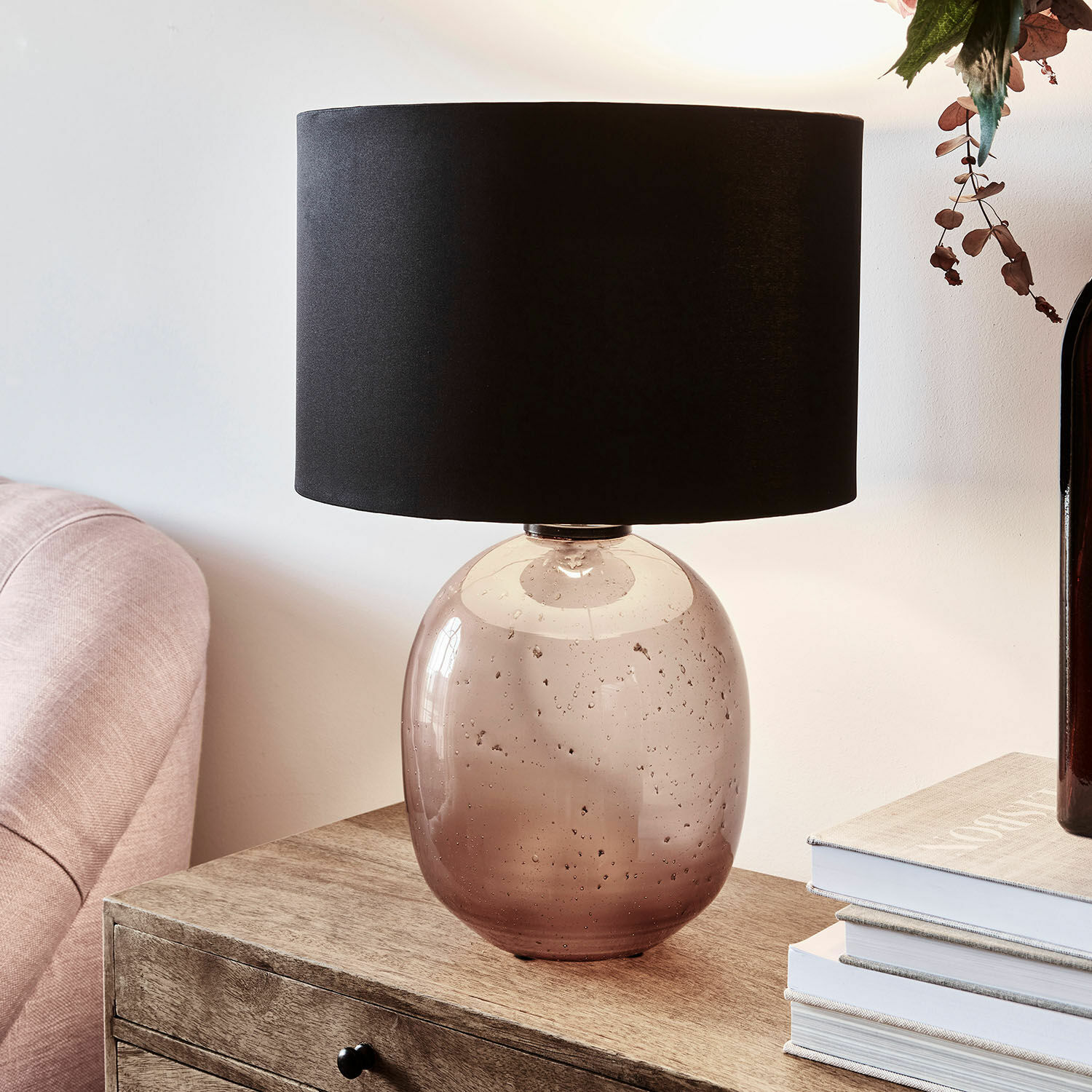 Tischlampe Humpton Tischlampe aus braunem Glas mit schwarzem Lampenschirm auf einem Holztisch im Wohnzimmer