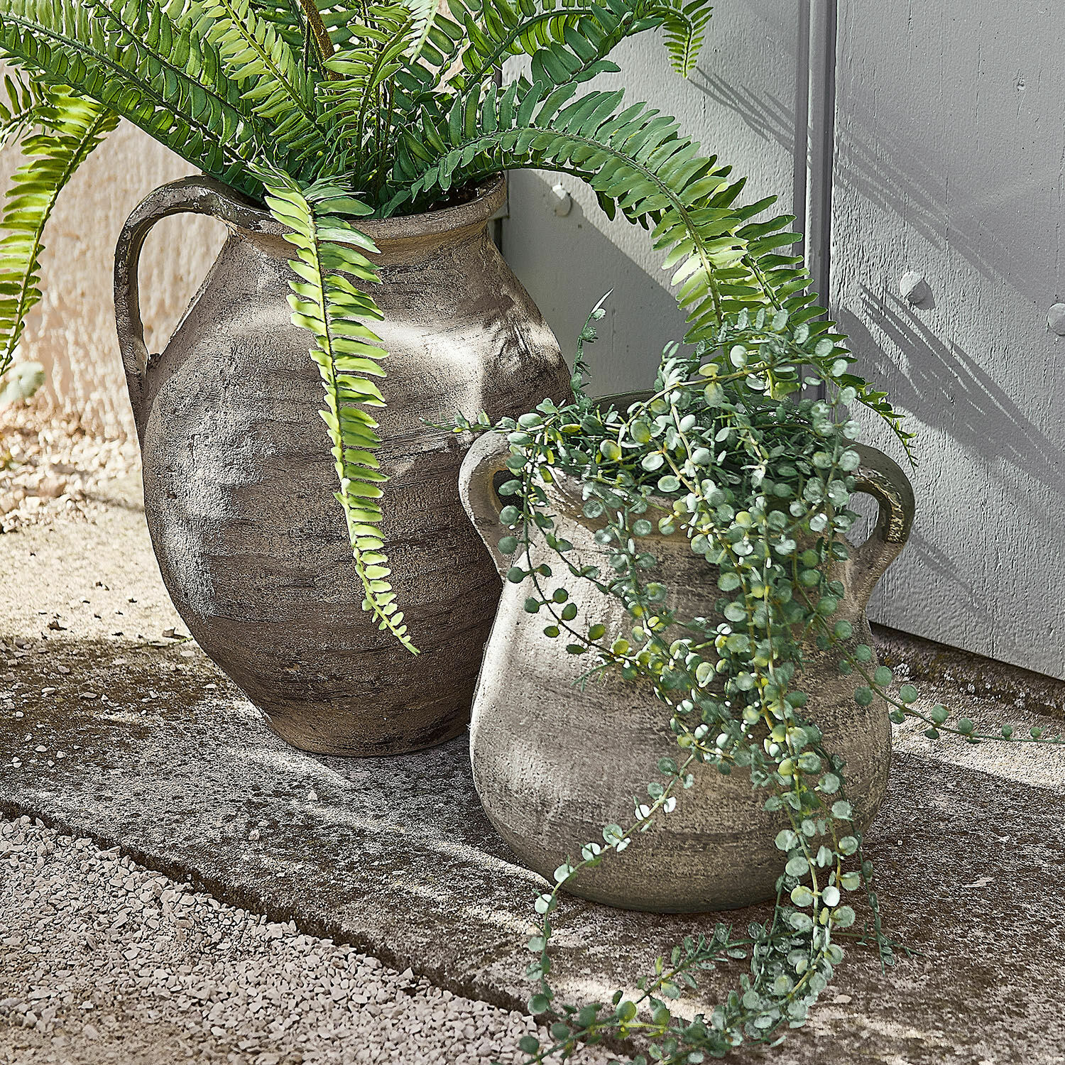 Vase 2er Set Malivon Zwei graue Keramikvasen mit grünen Pflanzen, rustikale Gartendekoration im Aussenbereich