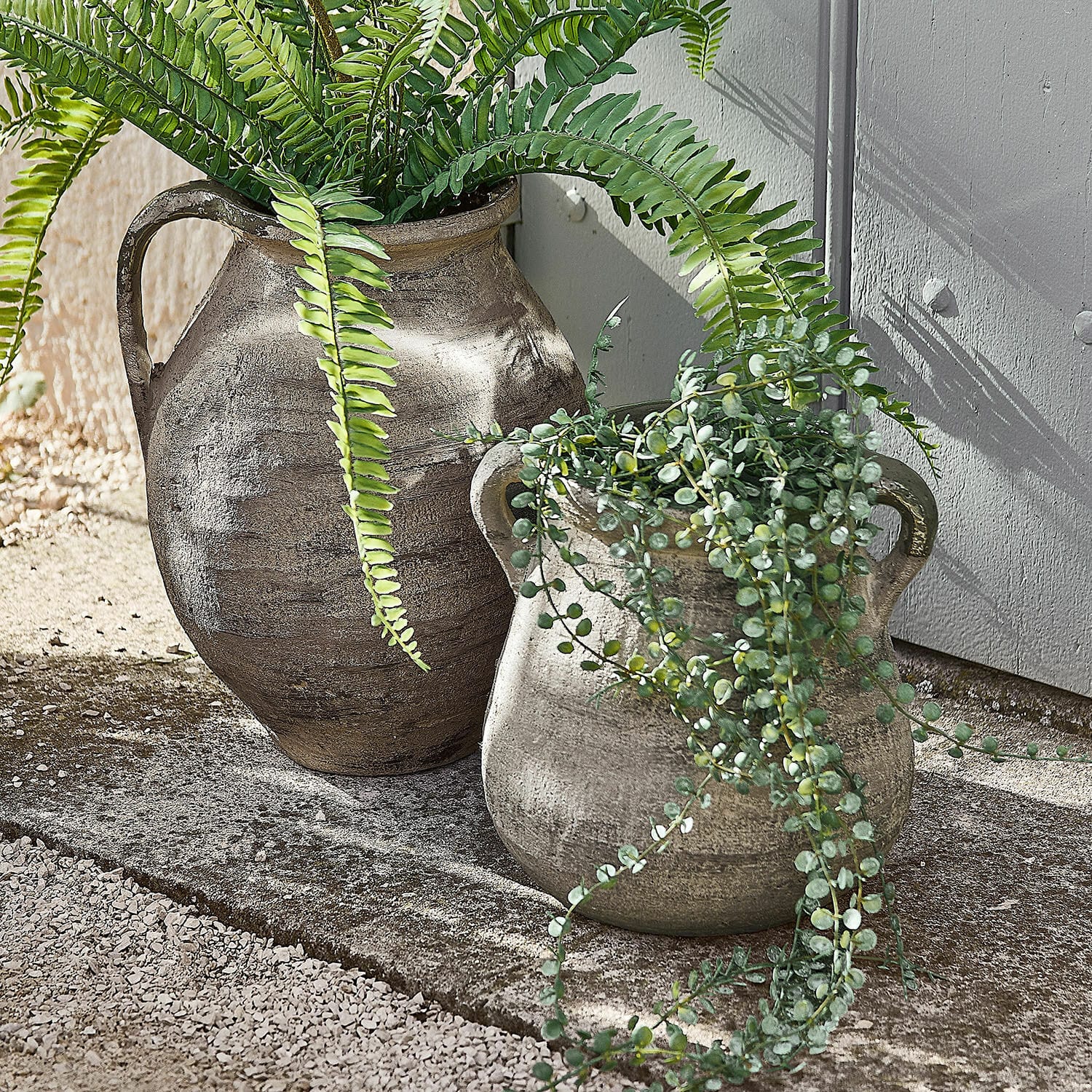 Vase 2er Set Malivon Zwei graue Keramikvasen mit grünen Pflanzen, rustikale Gartendekoration im Aussenbereich