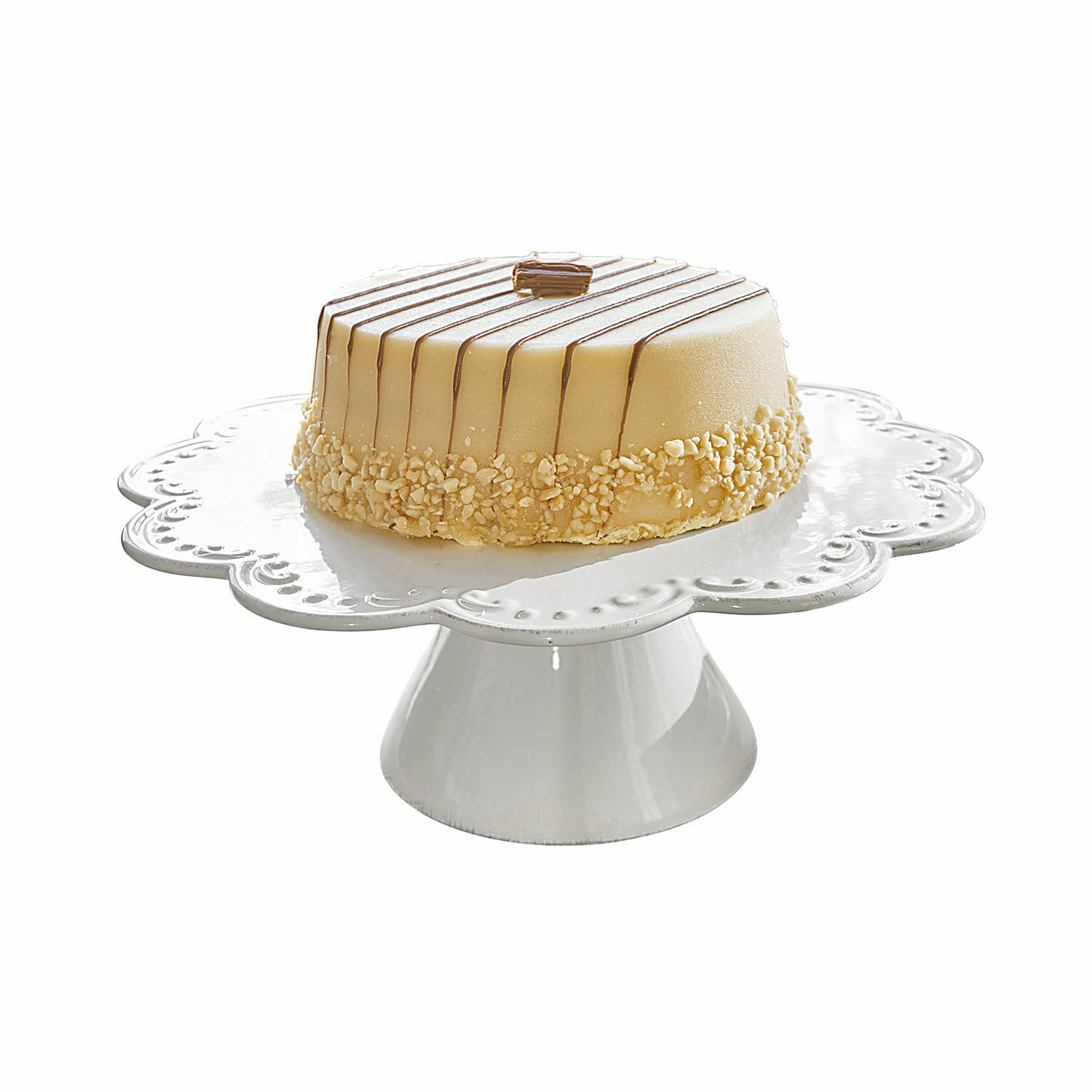 Kuchen auf weissem Keramikständer mit cremigem Zuckerguss und Nussstückchen, eleganter Dessert.