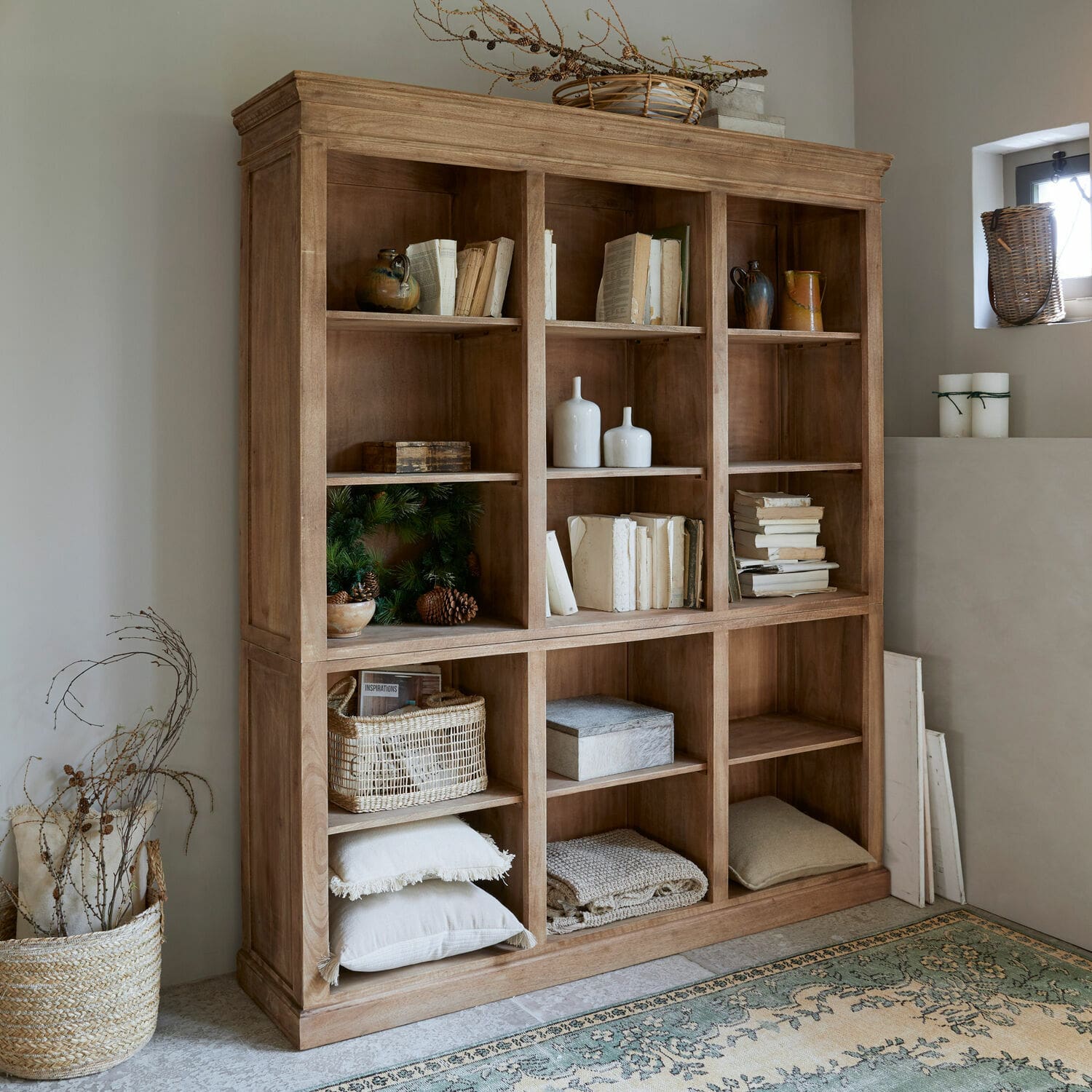 Regal Alamoni Grosses Bücherregal aus Holz in Naturfarbe mit Fächern, praktisch für Bücher und Dekoration im Wohnraum