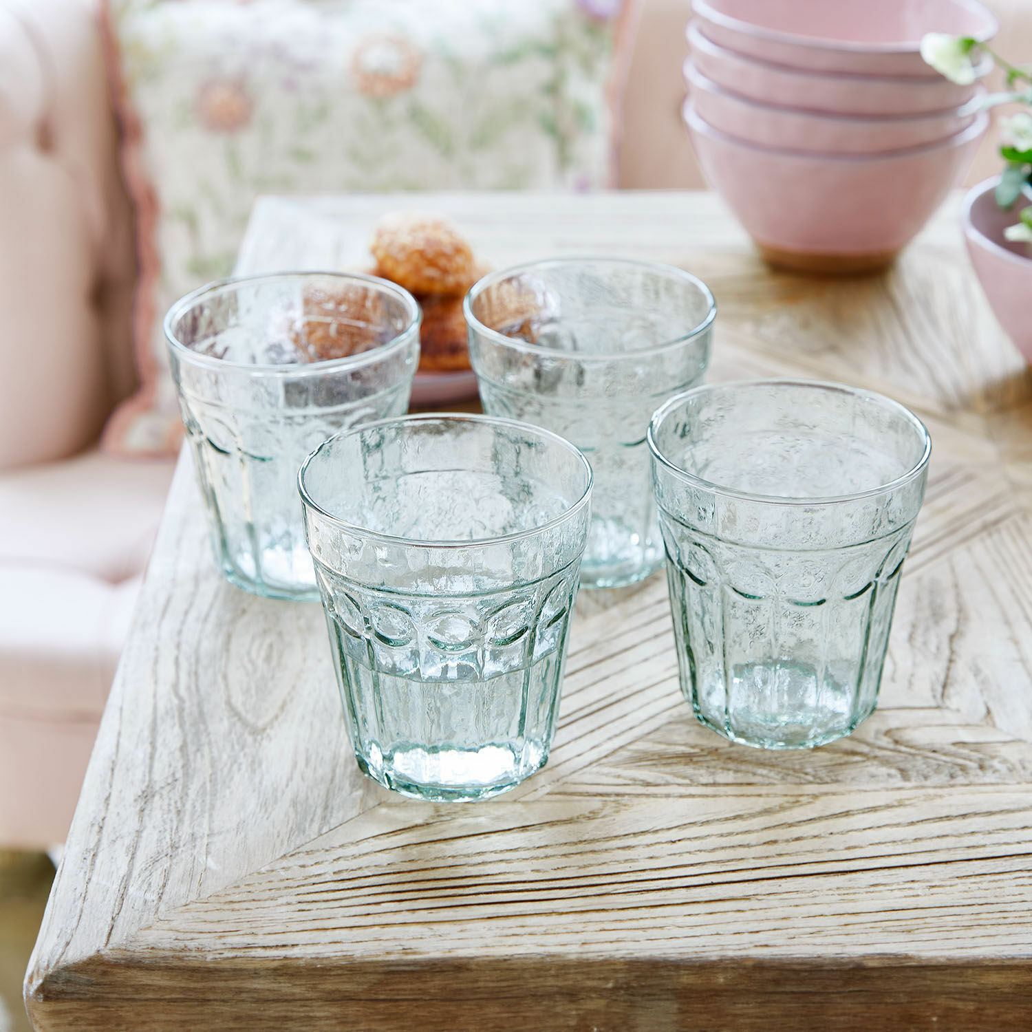 Glas 4er Set Alizande Set aus vier transparenten, strukturierten Gläsern auf Holztisch für Getränke