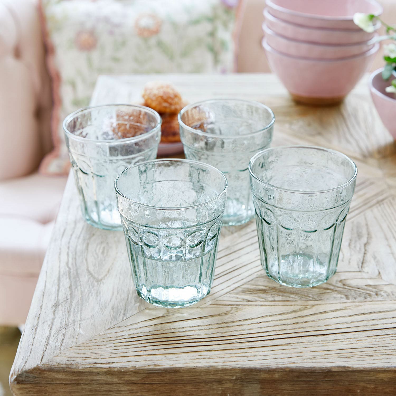 Glas 4er Set Alizande Set aus vier transparenten, strukturierten Gläsern auf Holztisch für Getränke