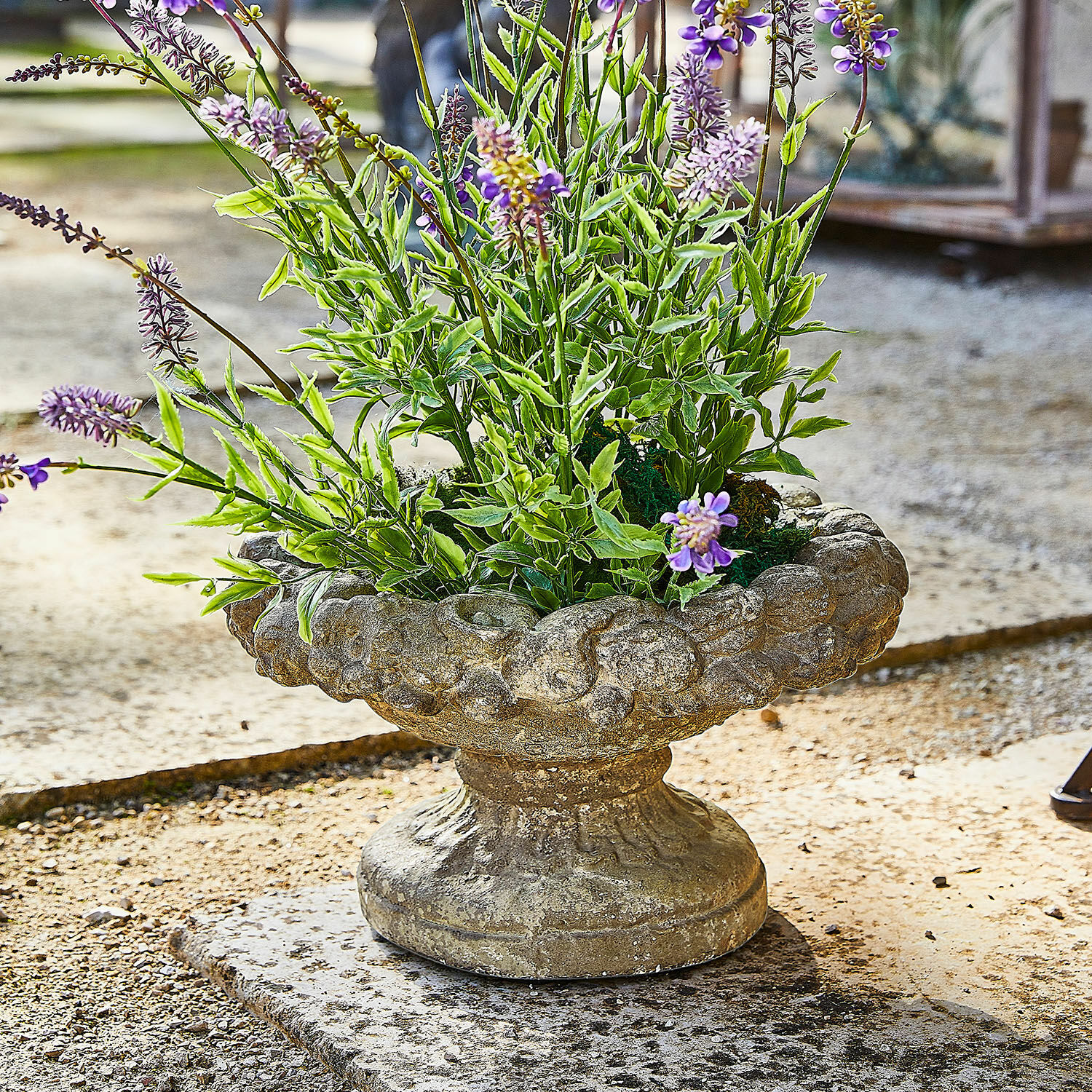 Amphore Bellivon Rustikale Steinpflanzschale mit grünen und violetten Blumen, Gartendekoration im Aussenbereich