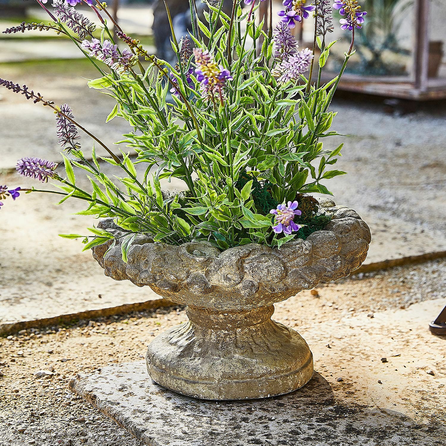 Amphore Bellivon Rustikale Steinpflanzschale mit grünen und violetten Blumen, Gartendekoration im Aussenbereich