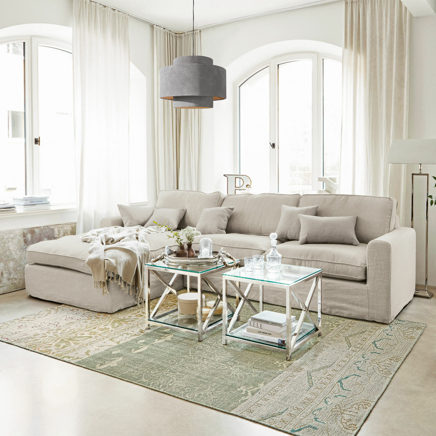 Sofa Seaford Grosses hellgraues Ecksofa aus Stoff im modernen Wohnzimmer mit Metalltischen und Teppich