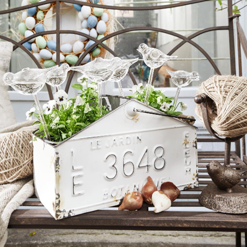 Weisse Metallpflanzbox mit der Nummer 3648 und transparenten Vogel-Dekorationen, Gartendekoration
