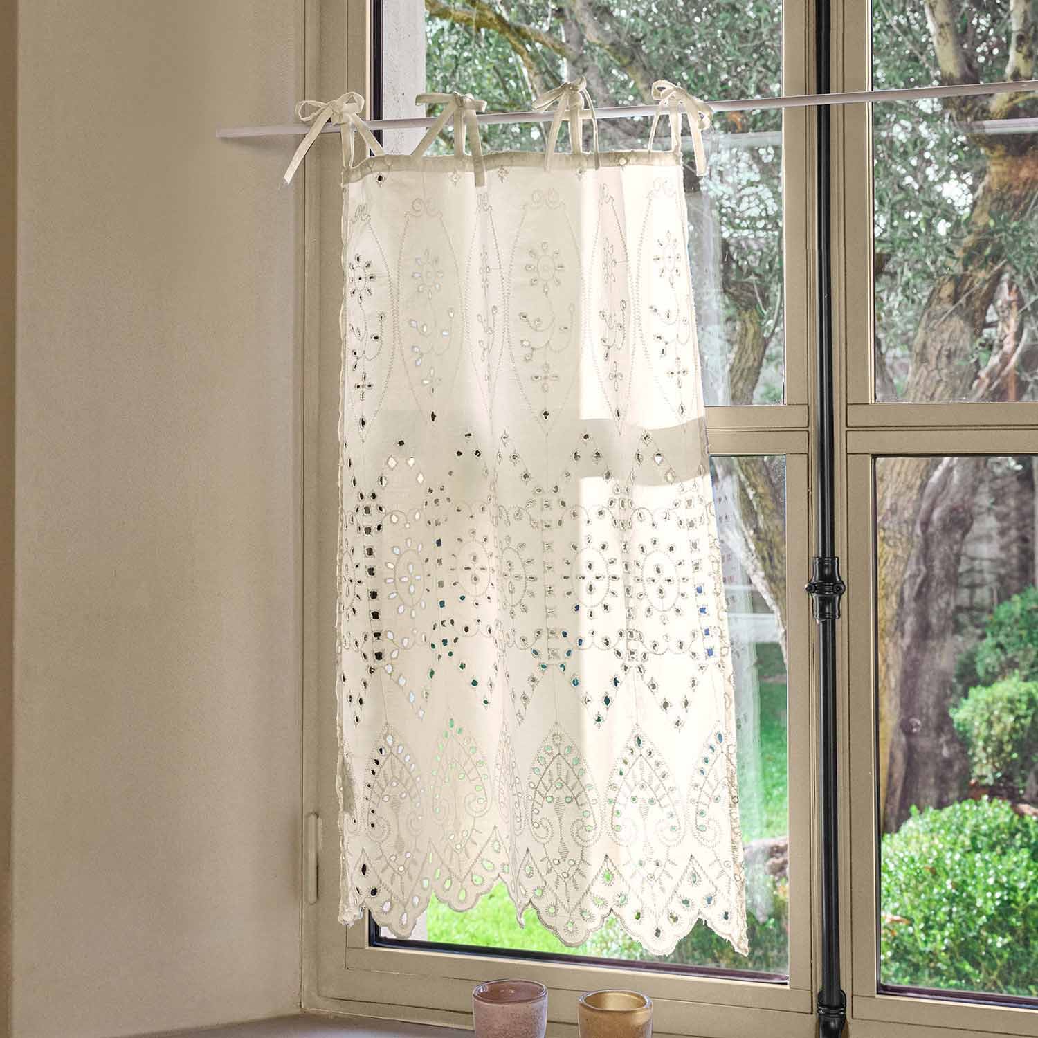 Weisse bestickte Gardine mit Lochmuster, dekorative Fenstervorhang für Wohn- oder Esszimmer