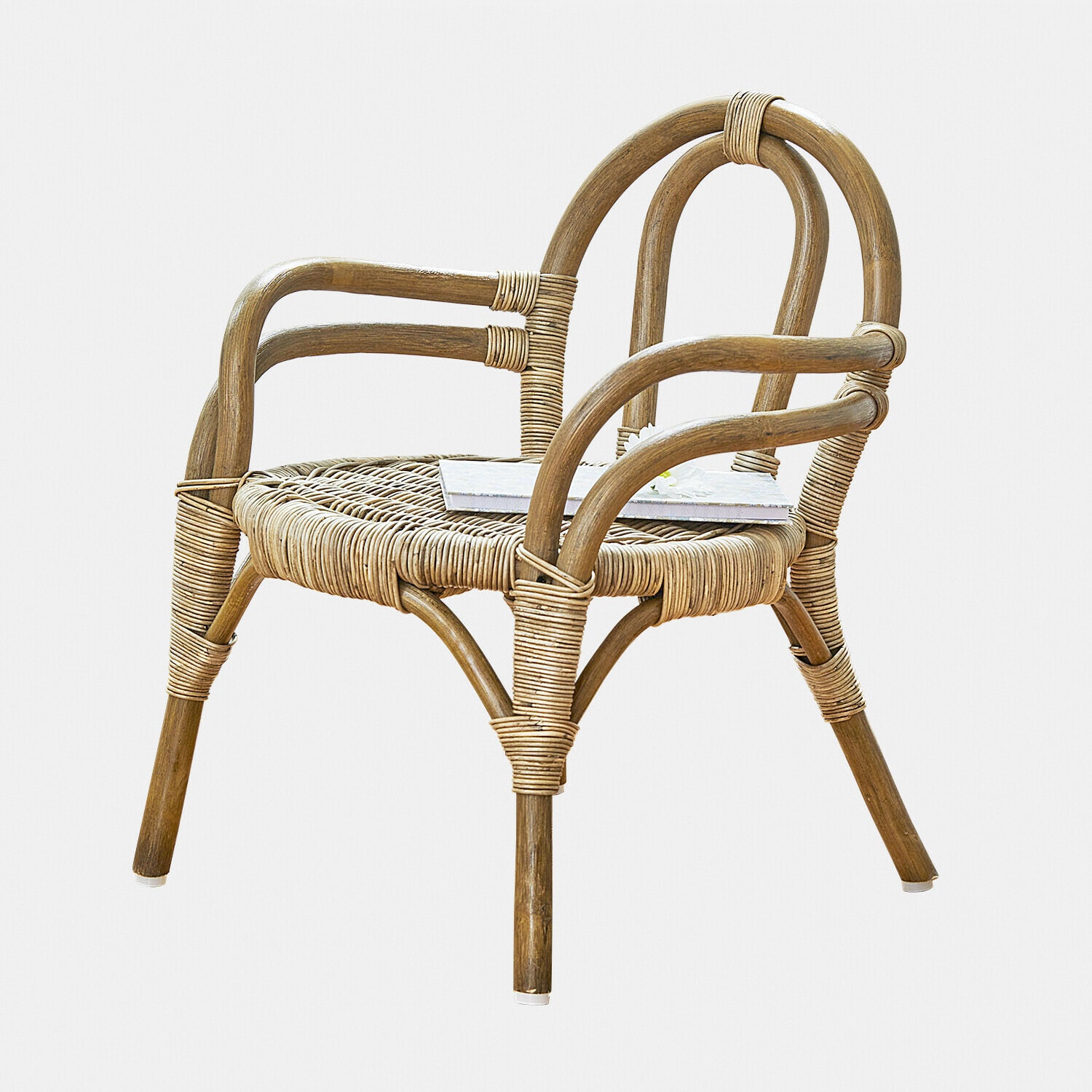 Kinderstuhl aus natürlichem Rattan mit Rücken- und Armlehnen, leichter Stuhl fürs Kinderzimmer