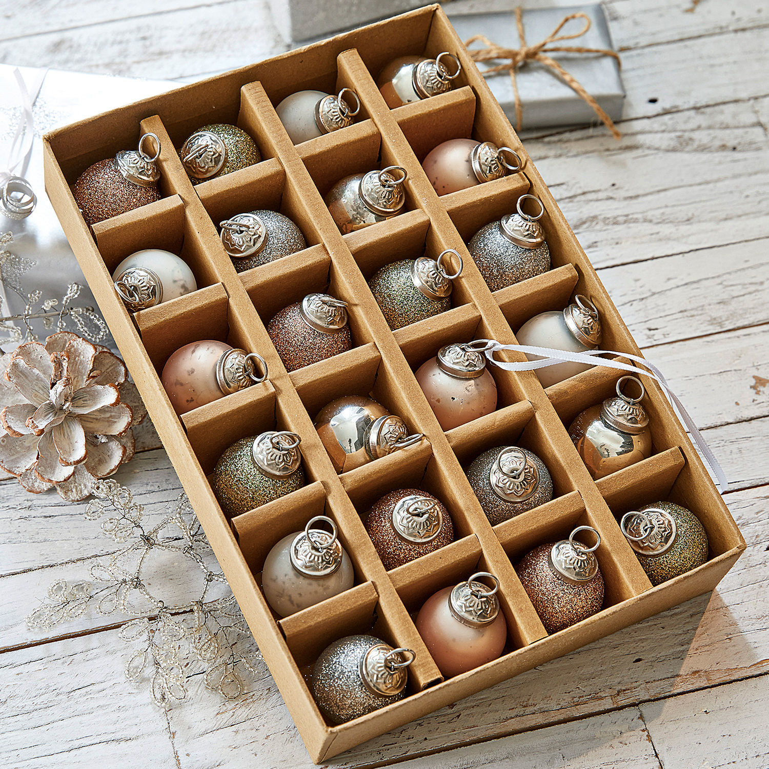 Weihnachtsschmuck 24er Set Cesinali Set mit 24 Christbaumkugeln aus Glas in verschiedenen Farben, Weihnachtsdekoration im Karton