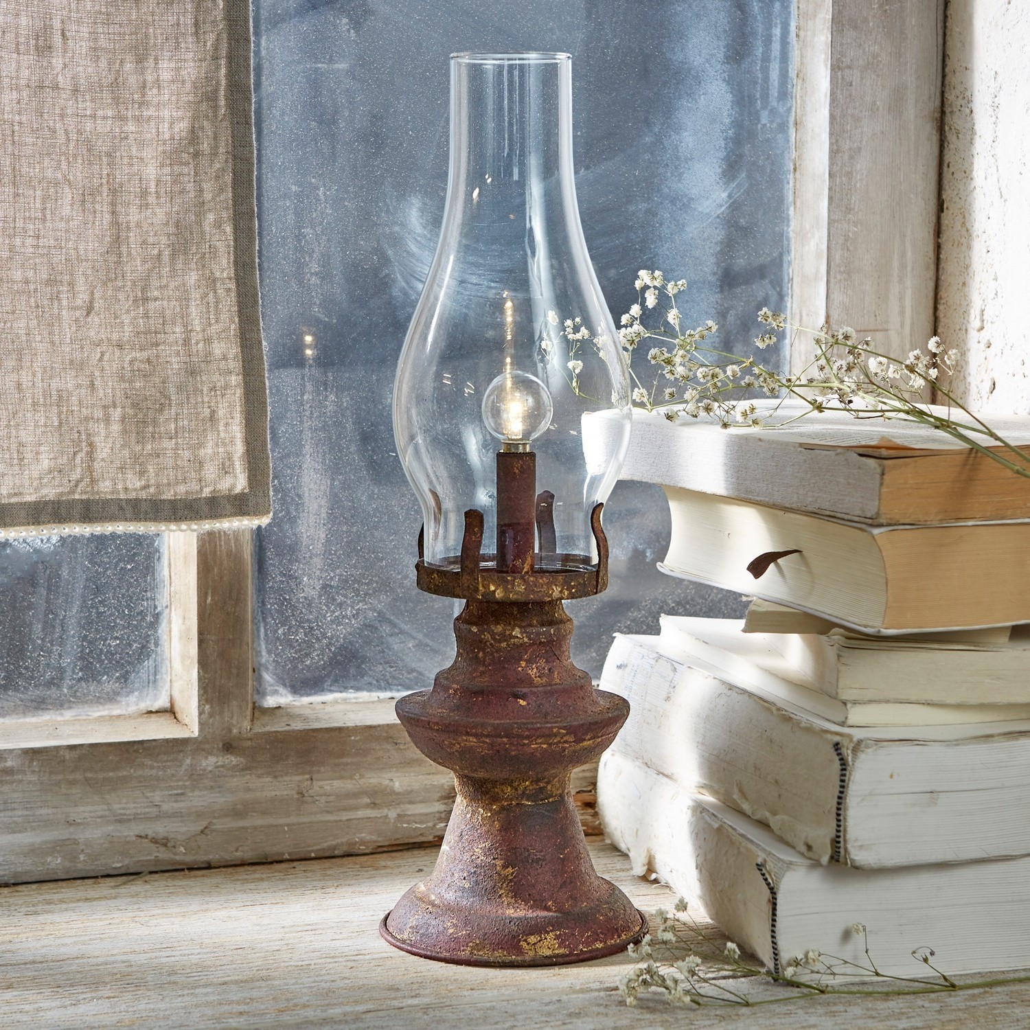 LED-Laterne Quinn Rustikale Tischlampe aus Metall in Rostrot mit klarem Glaszylinder, Vintage-Dekoration