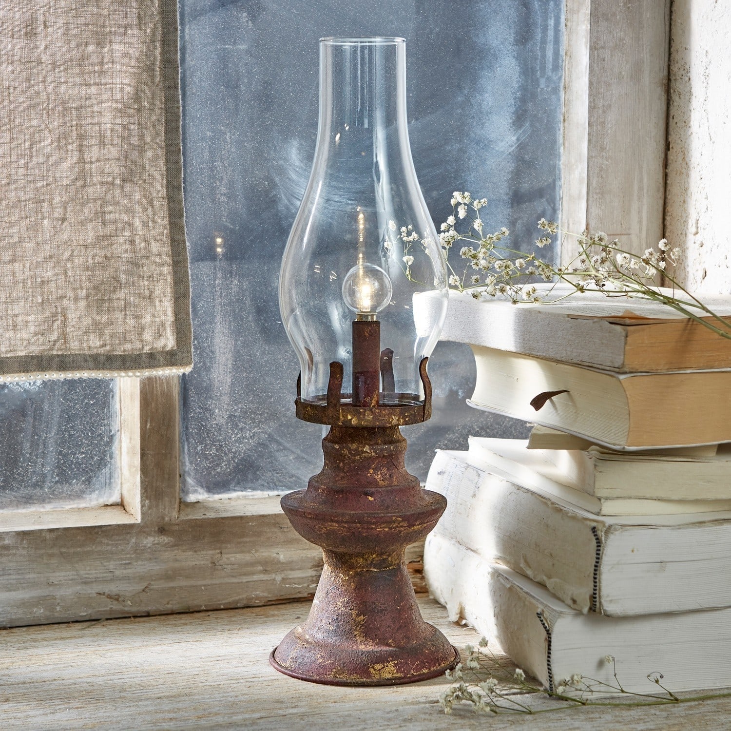 LED-Laterne Quinn Rustikale Tischlampe aus Metall in Rostrot mit klarem Glaszylinder, Vintage-Dekoration