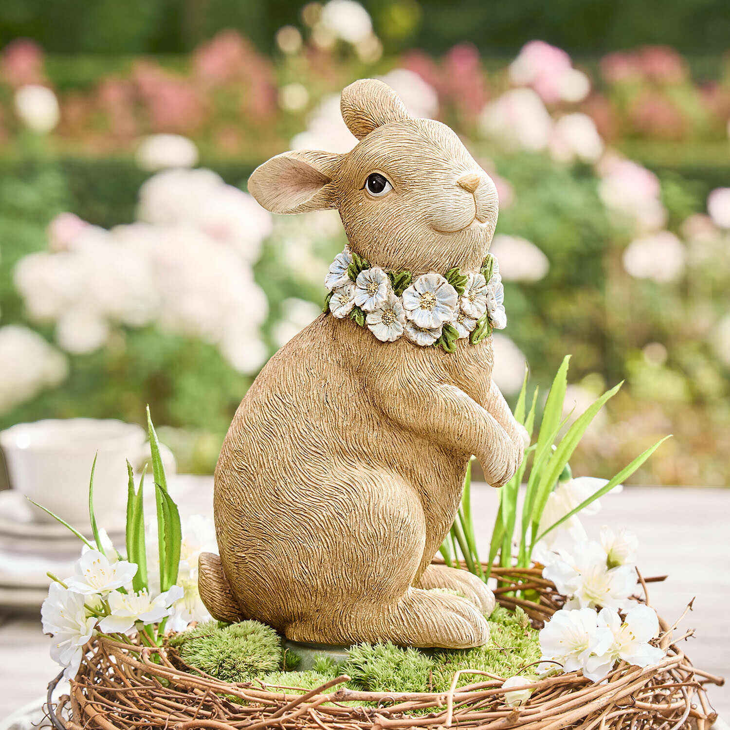 Deko-Hase Ashfordale Beige Hasenfigur aus Kunststoff mit Blumenkranz, frühlingshafte Tisch- oder Gartendekoration