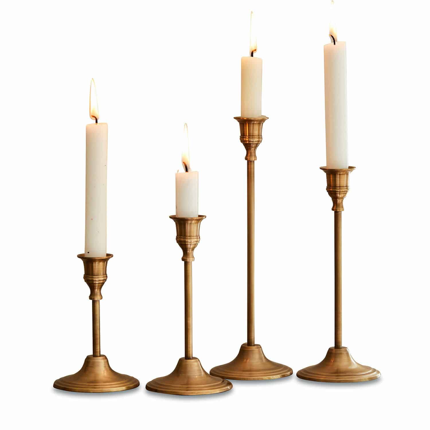 Kerzenständer 4er Set Namoris Vier Messing-Kerzenhalter mit weissen Kerzen in verschiedenen Höhen, stilvolle Tischdekoration