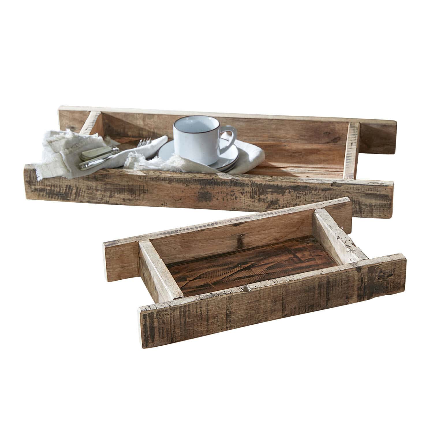 Tablett 2er Set Brisalda Rustikale Holztabletts in Naturfarbe mit Tasse und Besteck auf weissem Hintergrund