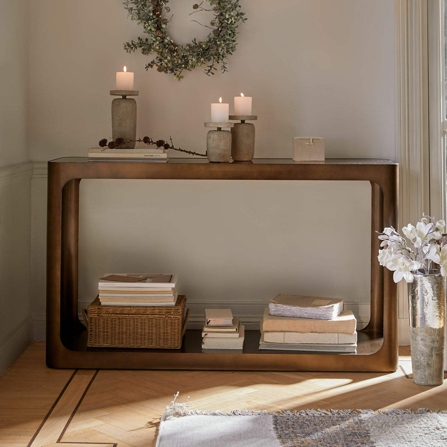 Braune Metallkonsole mit Ablage, dekoriert mit Kerzen und Büchern, moderner Wohnzimmertisch