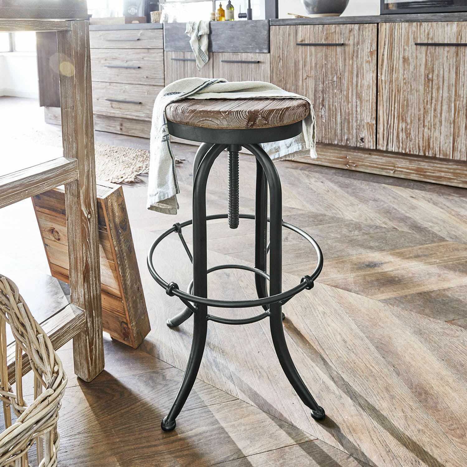 Hocker Cambria Barhocker mit verstellbarem Holzsitz und schwarzem Stahlgestell im Industriestil