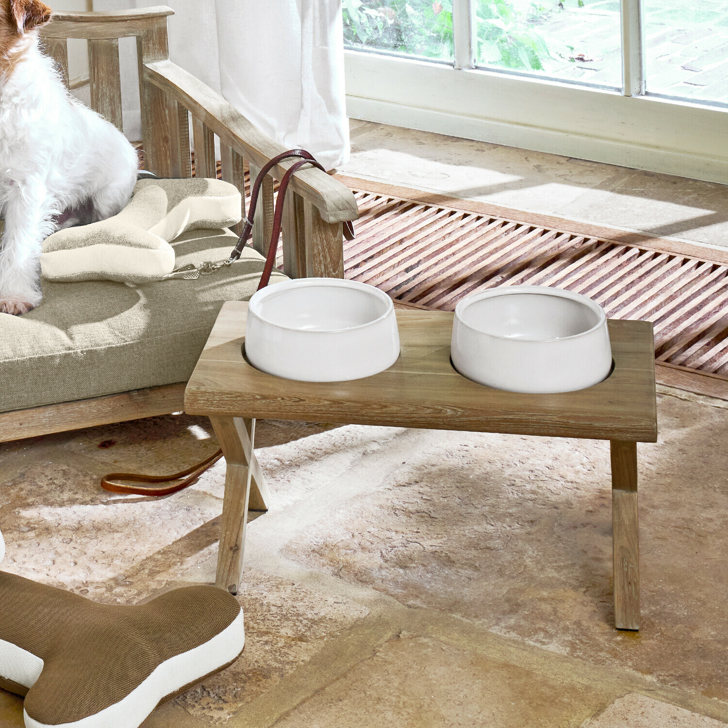 Doppelter Keramiknapf auf natürlichem Holzständer zum Füttern von Hunden im Innenbereich