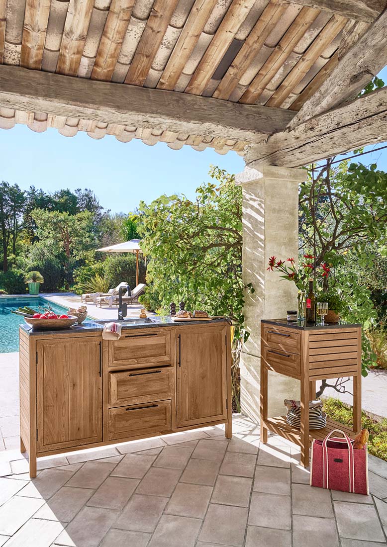 Gartenmöbel aus Holz mit schwarzer Steinplatte auf Terrasse neben Pool unter Holzdach