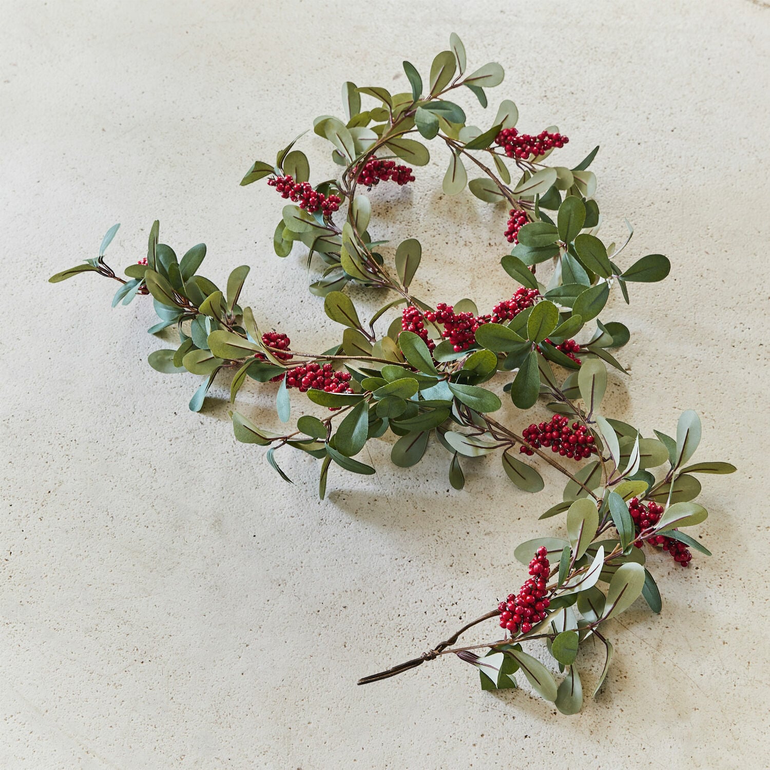 Girlande Lenius Dekorative Girlande mit grünen Blättern und roten Beeren auf hellem Hintergrund, Weihnachtsdekoration