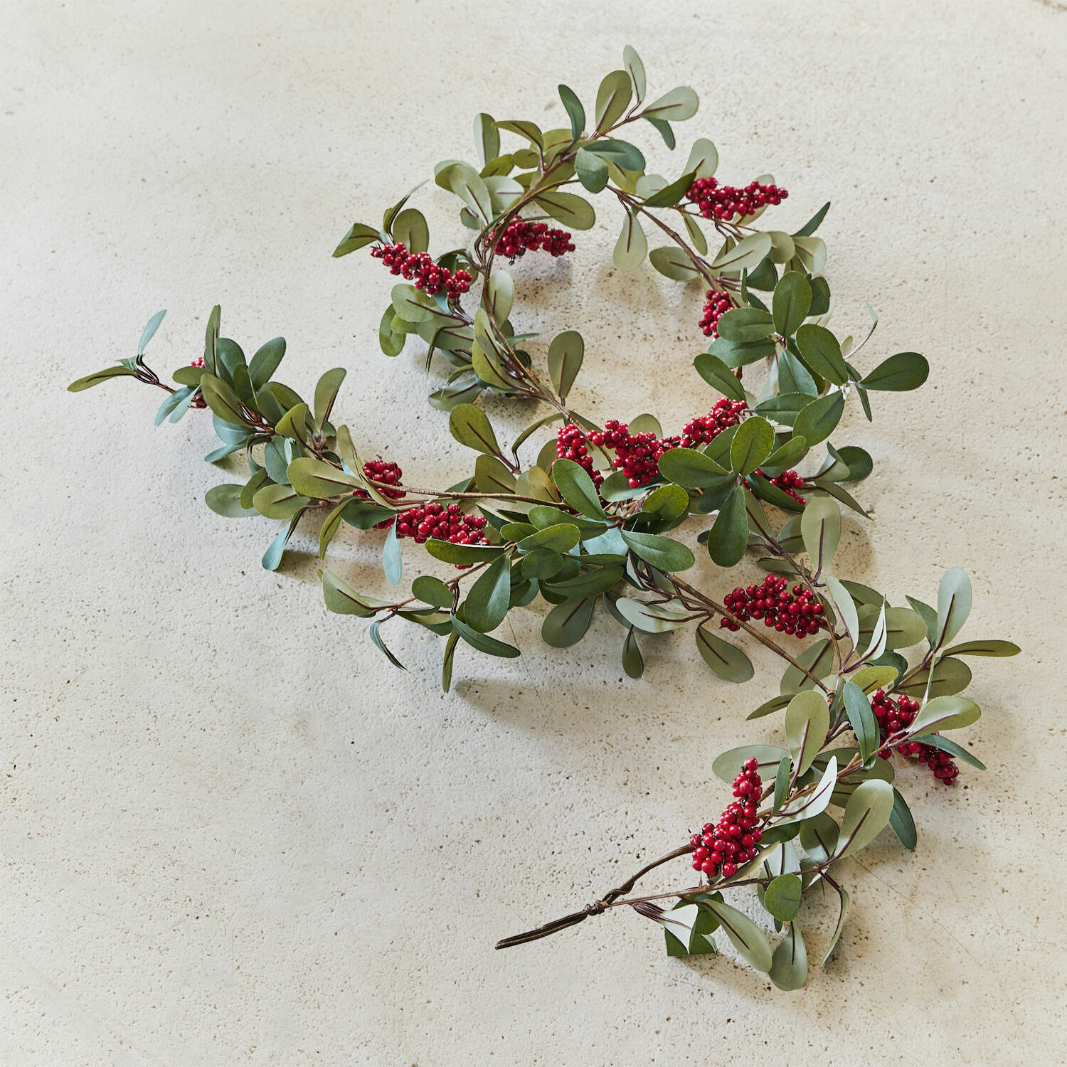 Girlande Lenius Dekorative Girlande mit grünen Blättern und roten Beeren auf hellem Hintergrund, Weihnachtsdekoration