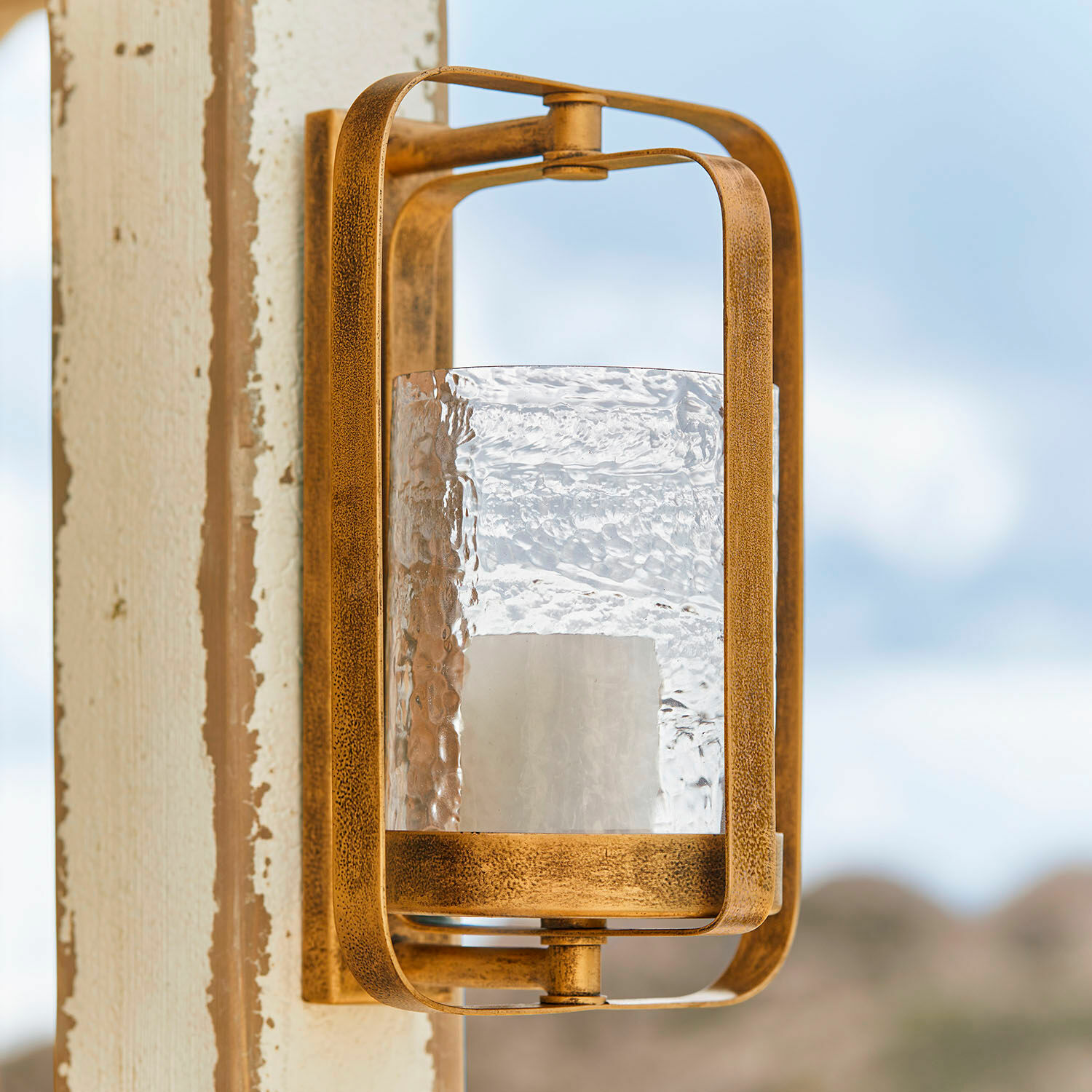 Wandkerzenhalter Vauxandre Goldfarbener Metall-Wandleuchter mit strukturiertem Glas für Aussenbeleuchtung