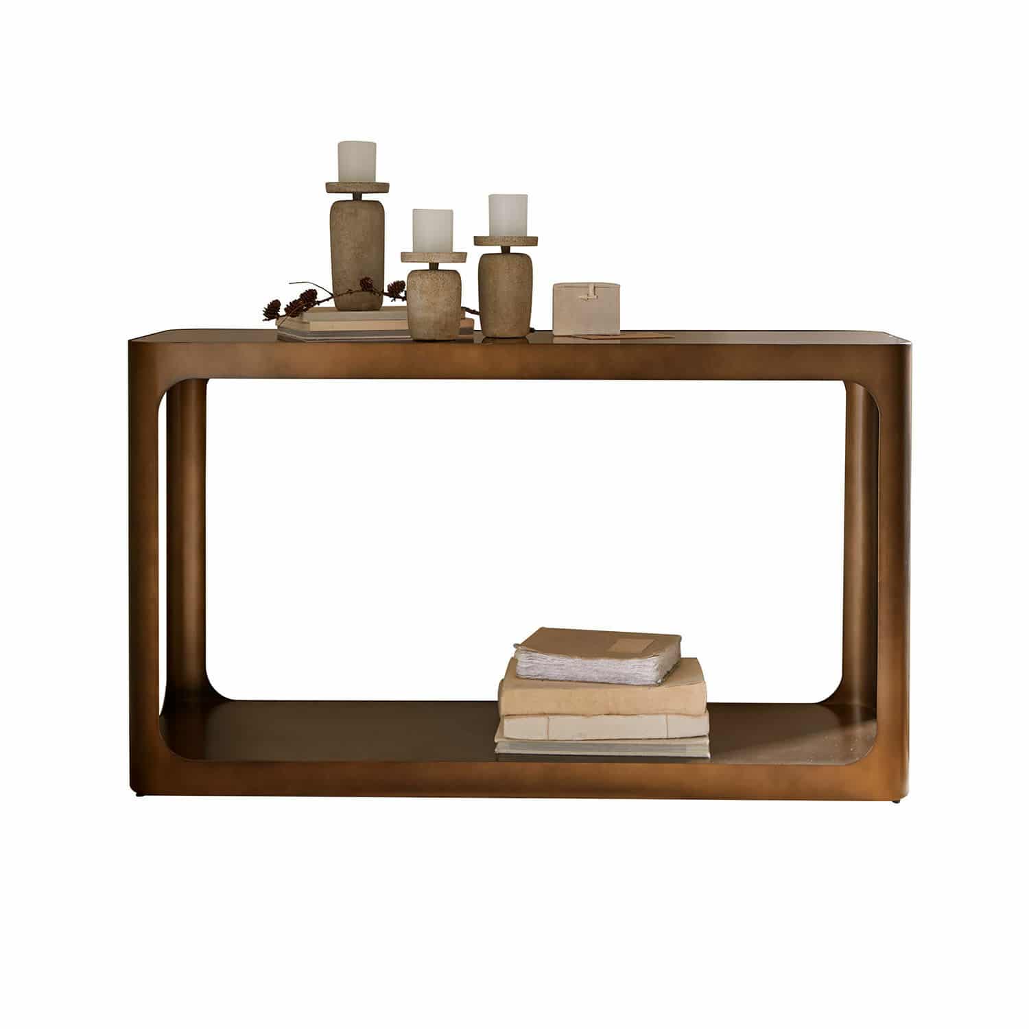 Brauner Metalltisch mit abgerundeten Kanten, dekoriert mit Kerzenhaltern und Büchern, modernes Design