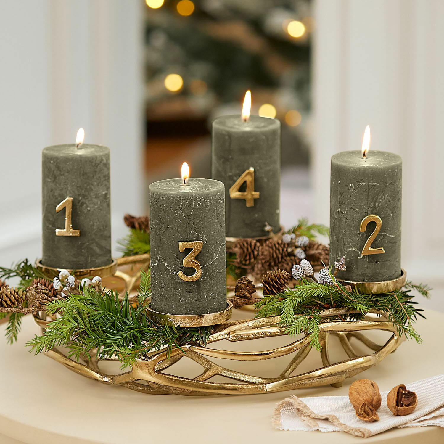 Deko-Pin 4er Set Marfino Set mit 4 grünen Adventskerzen mit Zahlen auf goldenem Ständer, dekoriert mit Tannenzapfen und Zweigen