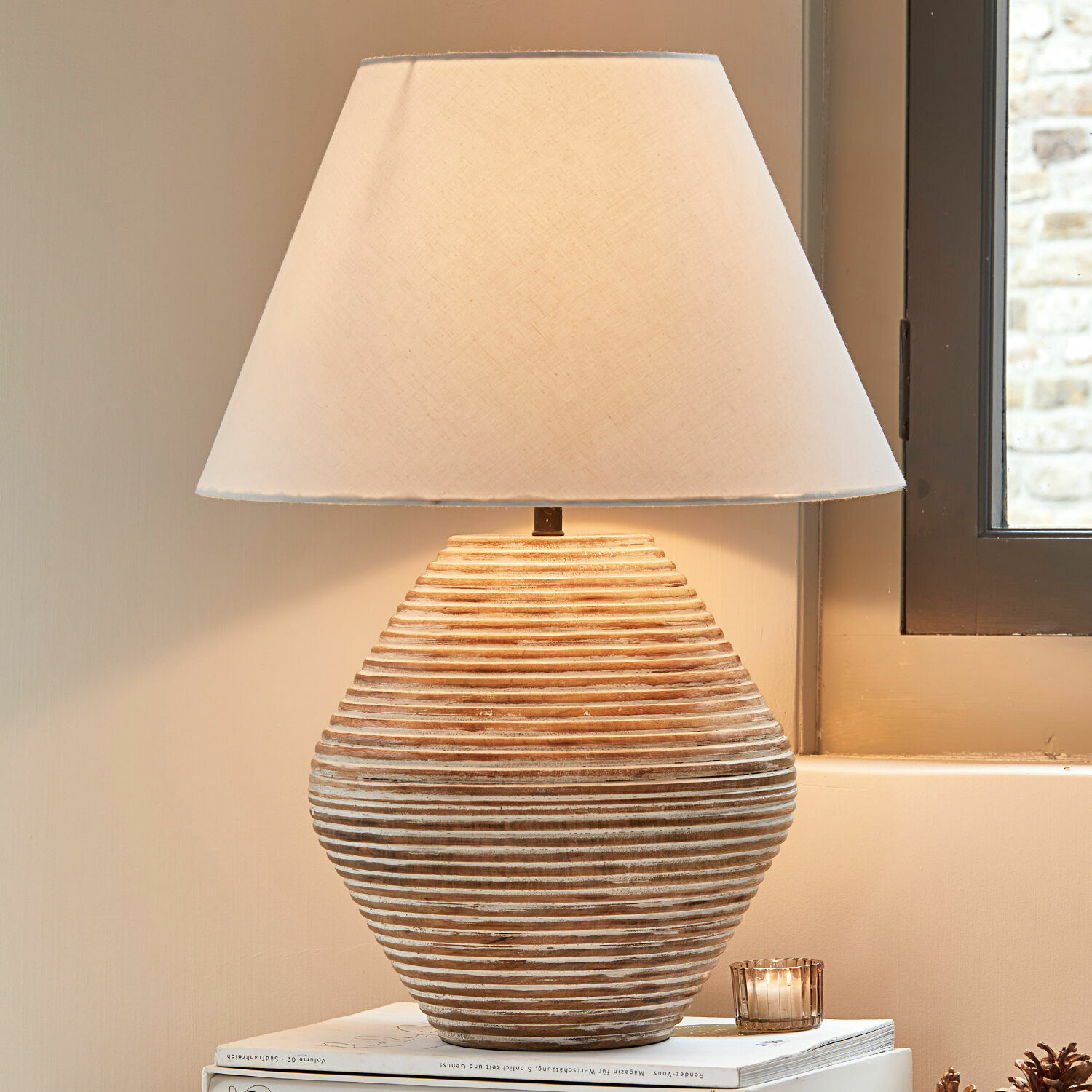 Tischlampe Landelin Tischlampe aus Keramik in Beige-Weiss mit Stoffschirm, stilvolle Wohnraumbeleuchtung