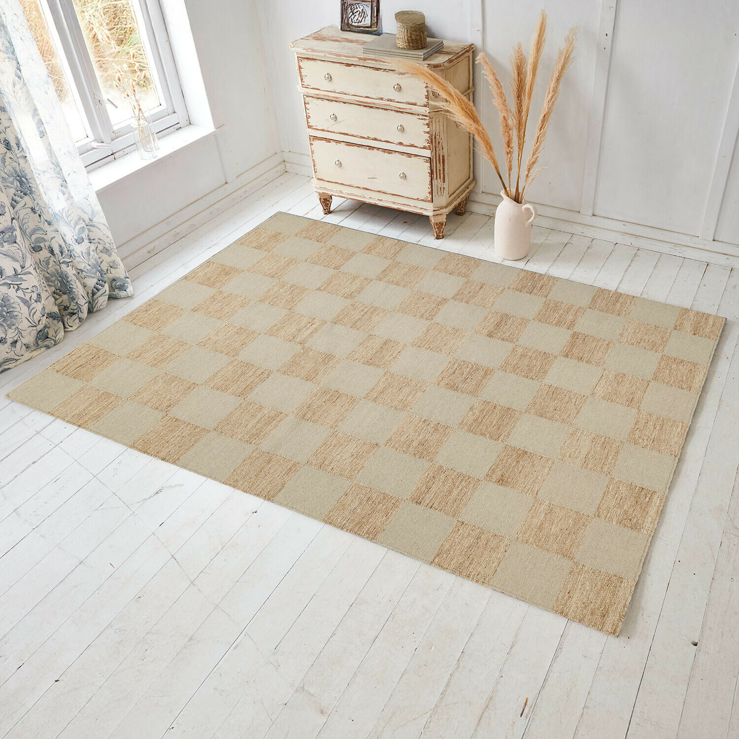 Teppich Nexari Karierter Teppich in Beige- und Naturtönen auf hellem Holzboden in hellem Raum